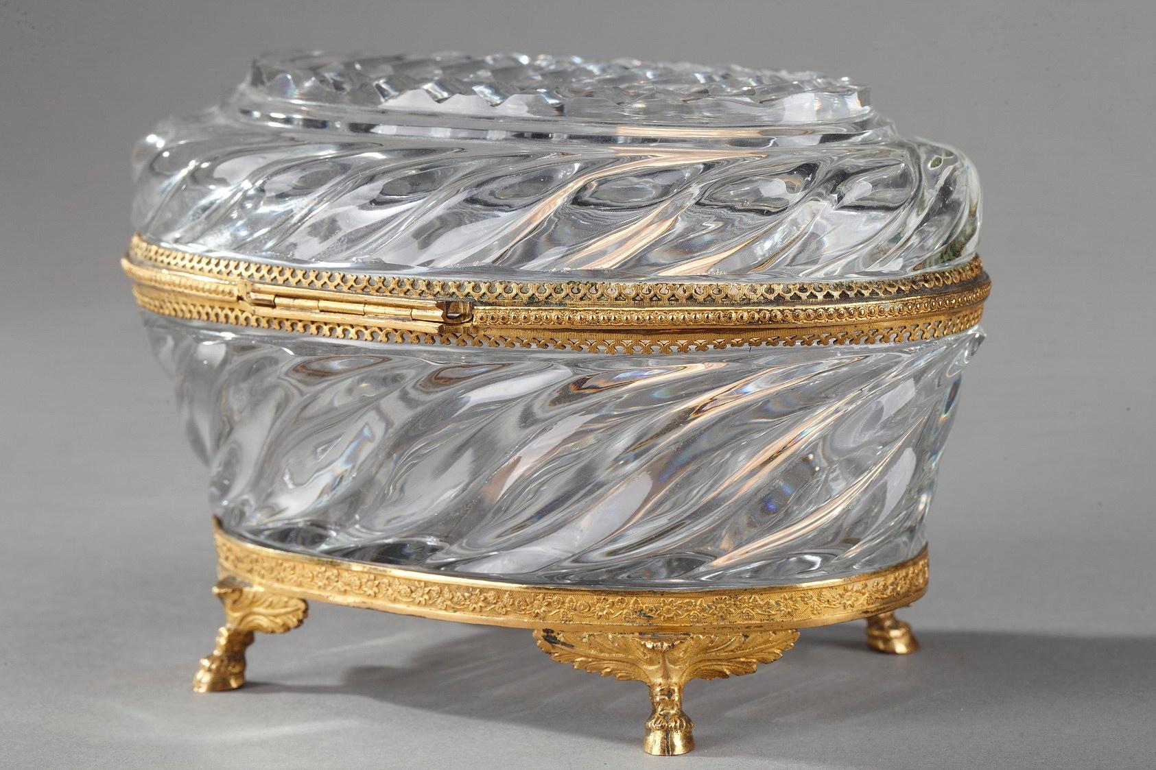 Boîte à bijoux en cristal taillé et bronze doré Charles X en vente 3
