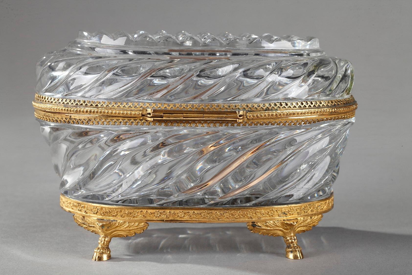 Boîte à bijoux en cristal taillé et bronze doré Charles X en vente 4