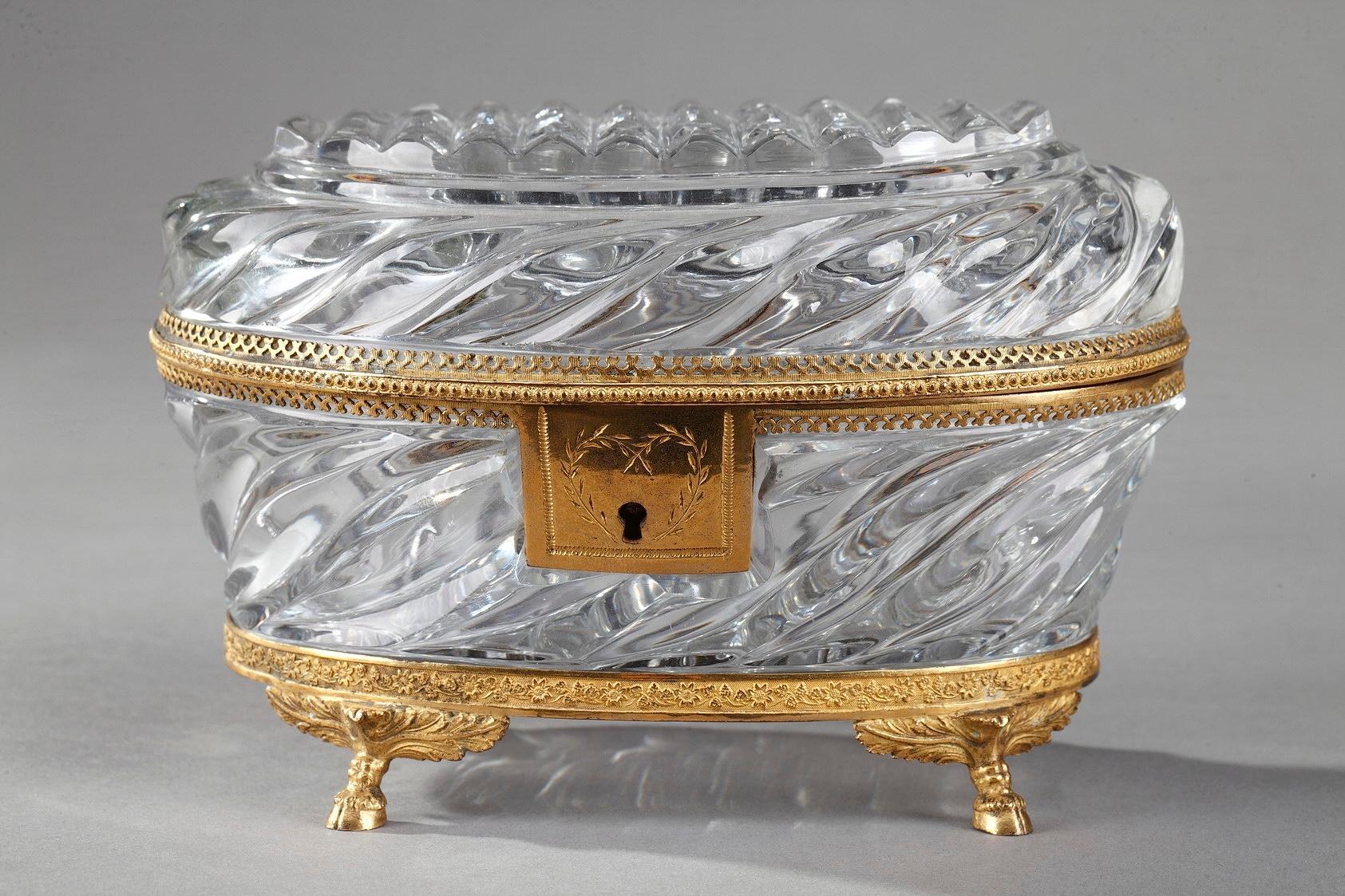 Exquisite antike Schmuckschatulle mit geschliffenem Kristall in Ovalform. Das Kristall ist in verschlungenen Mustern ziseliert, und die Fassungen sind aus vergoldeter Bronze, die mit kleinen Blumen, Perlen und durchbrochenem Geflecht verziert ist.