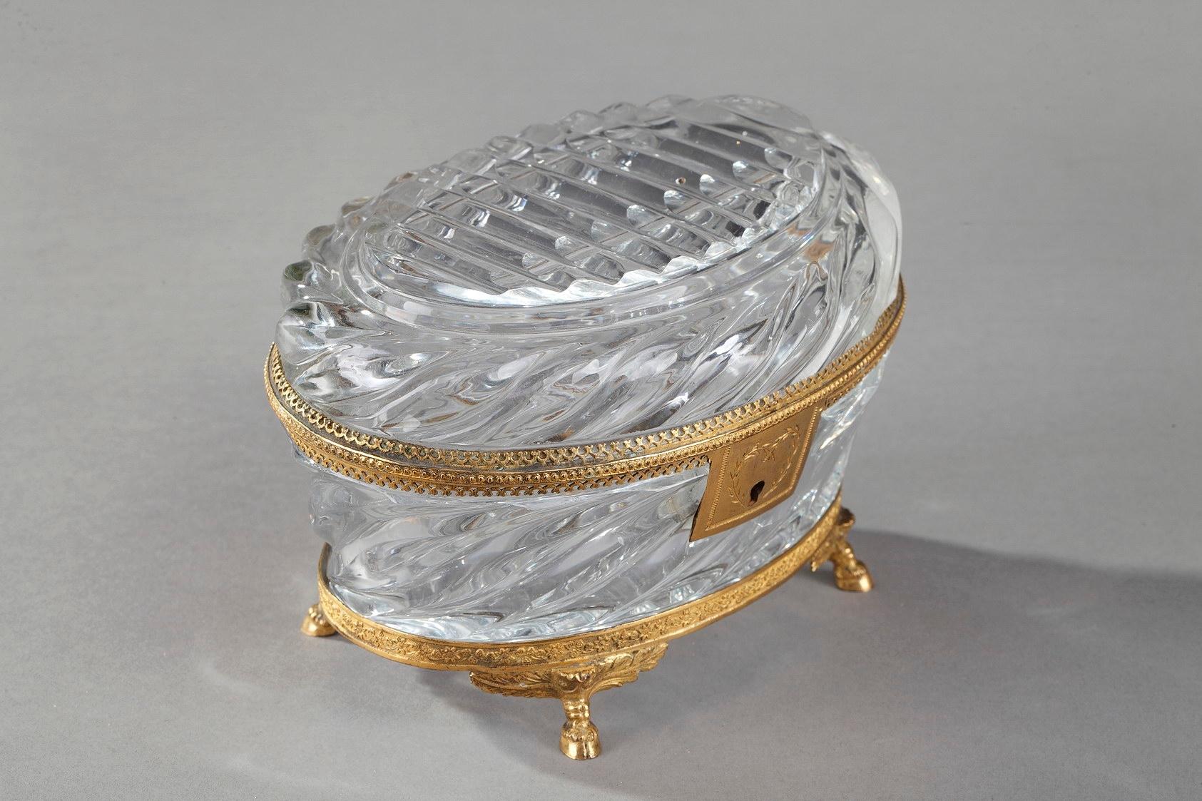 Français Boîte à bijoux en cristal taillé et bronze doré Charles X en vente