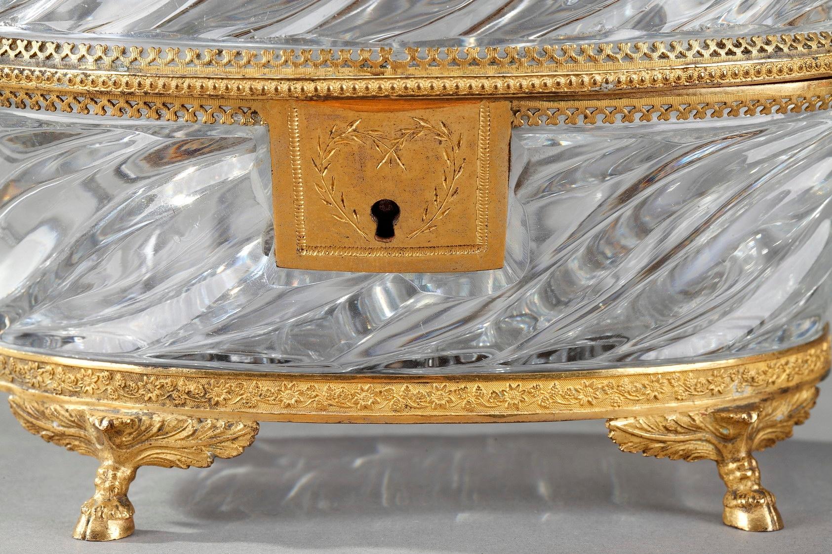 XIXe siècle Boîte à bijoux en cristal taillé et bronze doré Charles X en vente