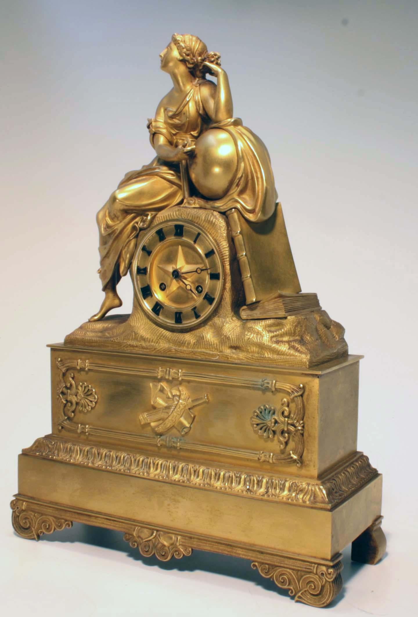 Français Charles X Pendule de cheminée en bronze doré représentant Uranie en vente