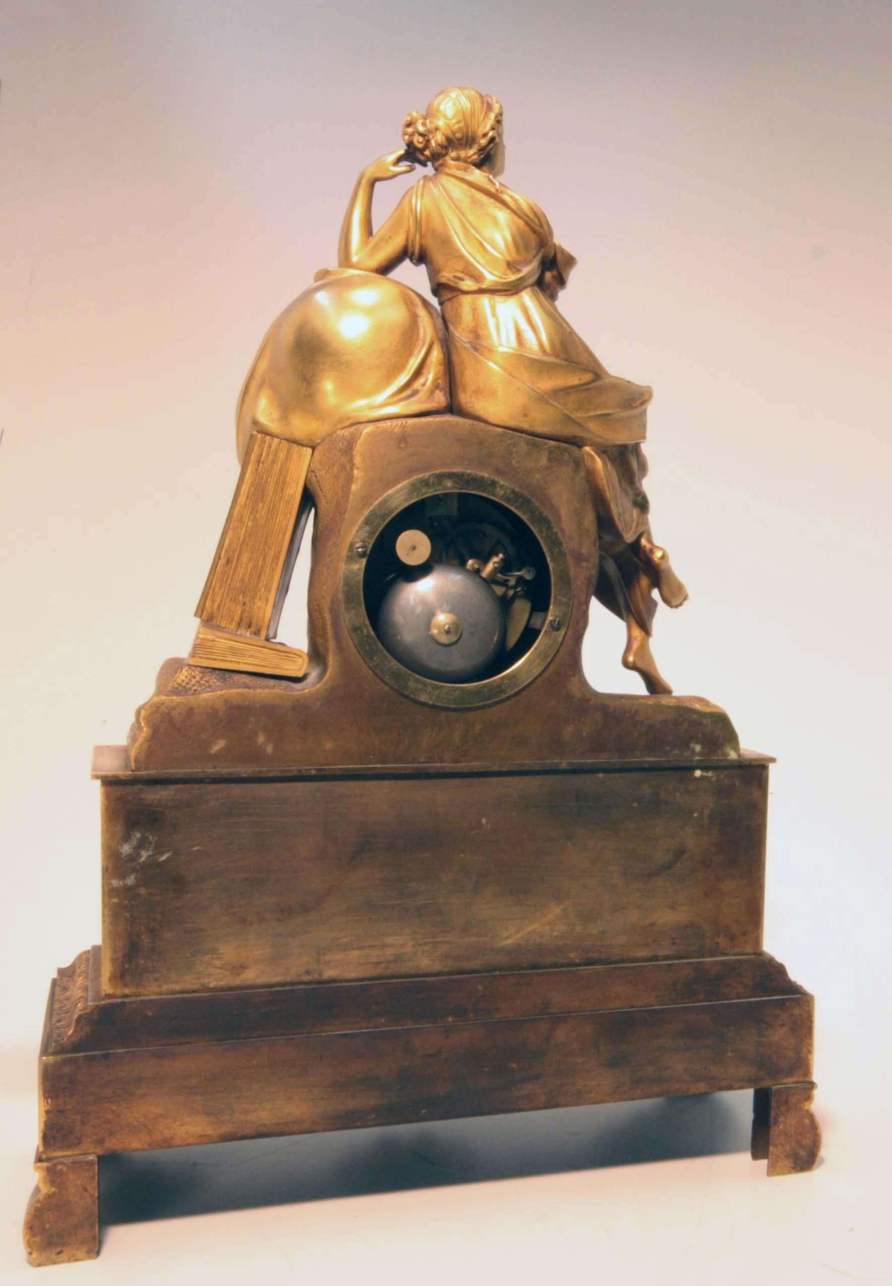 Doré Charles X Pendule de cheminée en bronze doré représentant Uranie en vente
