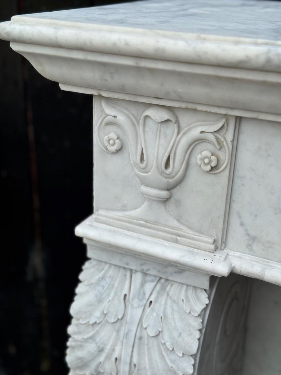 Cheminée Charles X en marbre de Carrare, XIXe siècle Bon état - En vente à Honnelles, WHT