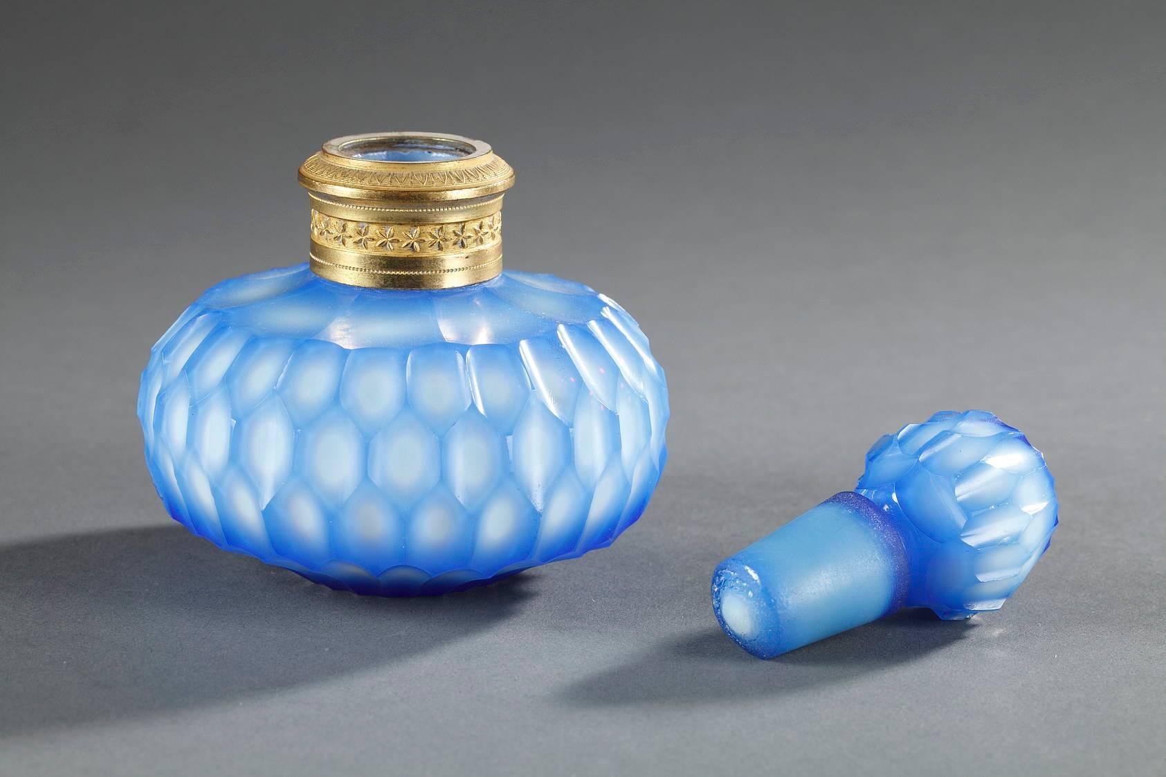 Charles X Flask in Opaline Crystal and Overlay Glass In Good Condition For Sale In Paris, FR