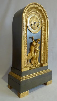Horloge française Charles X en bronze patiné et bronze doré célébrant l'héros et leander