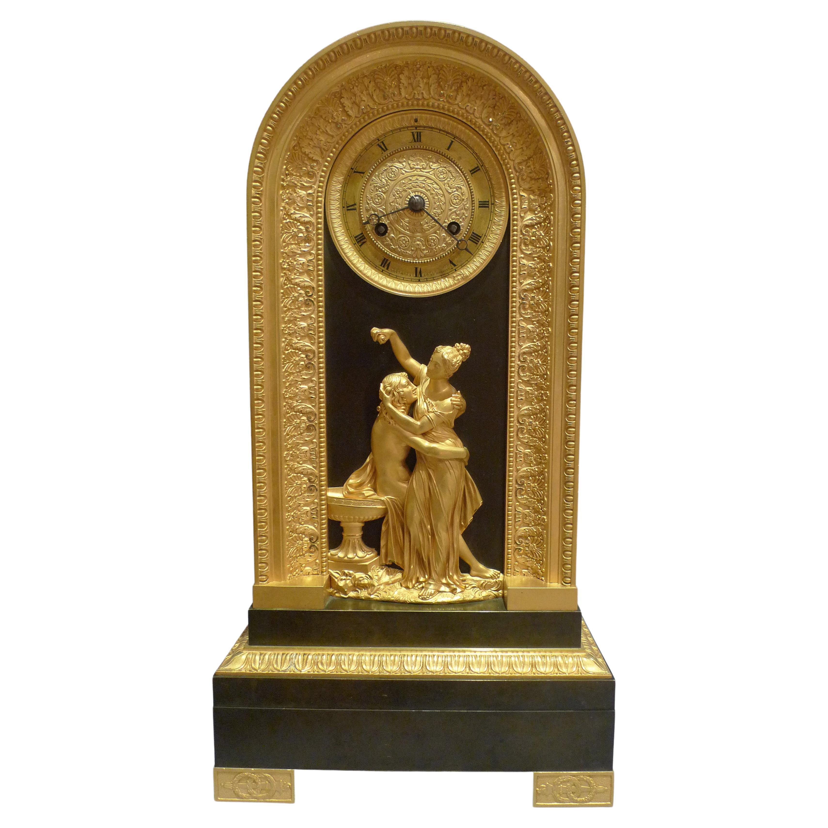 Horloge française Charles X en bronze patiné et bronze doré célébrant l'héros et leander