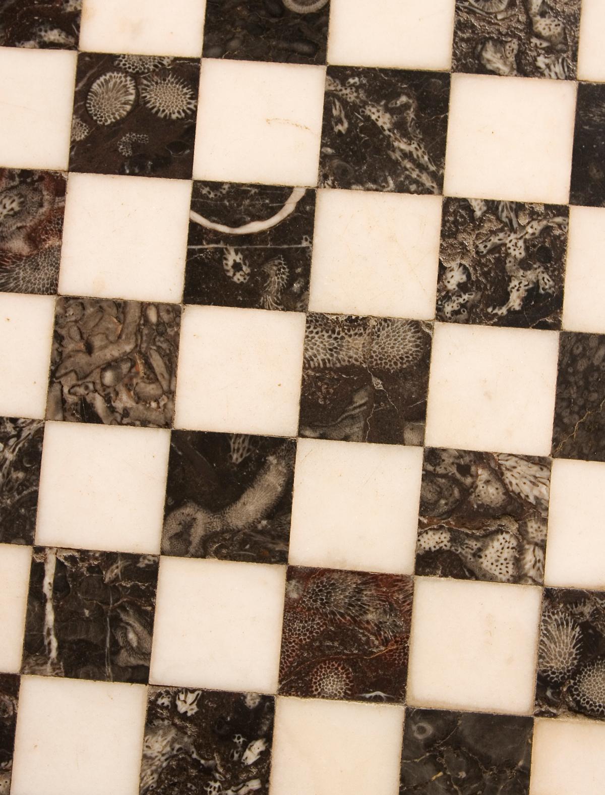 Dieser Charles X Sockeltisch aus Obstholz mit einer schönen Schachbrettplatte mit Intarsien aus Marmor stammt aus dem 19. Jahrhundert. Die Krümmung der Beine und die Form des Stiels sind zeitlos und klassisch im Stil von Charles X. Ein letztes