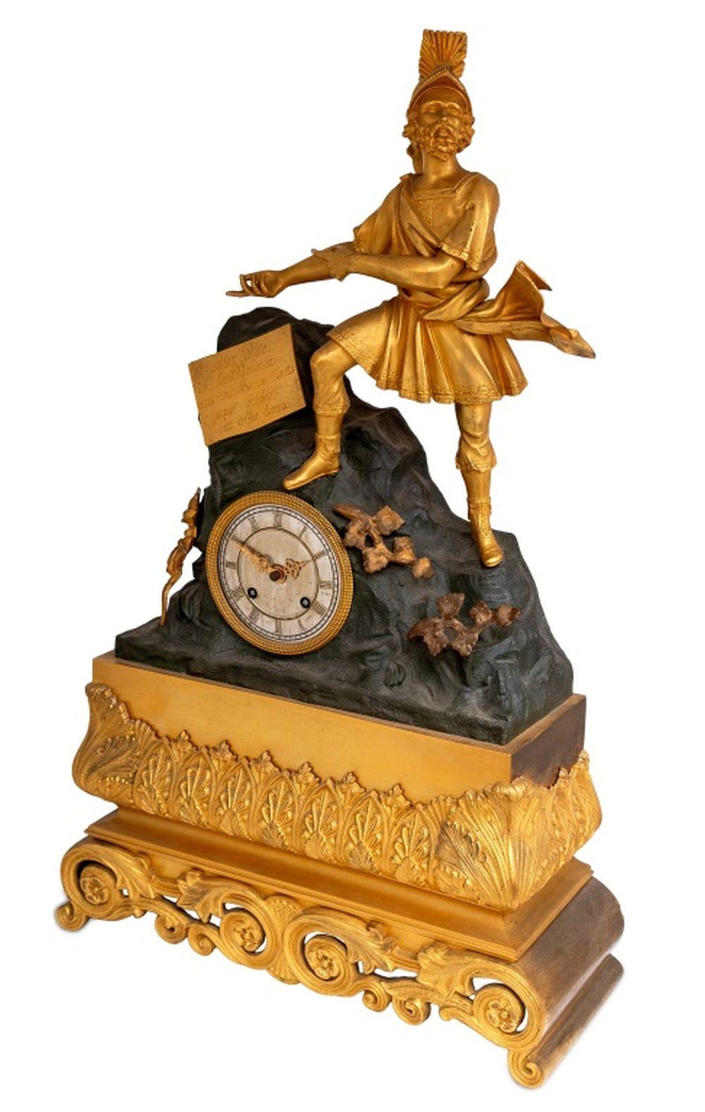 Français Horloge figurative en bronze doré et patiné Charles X en vente