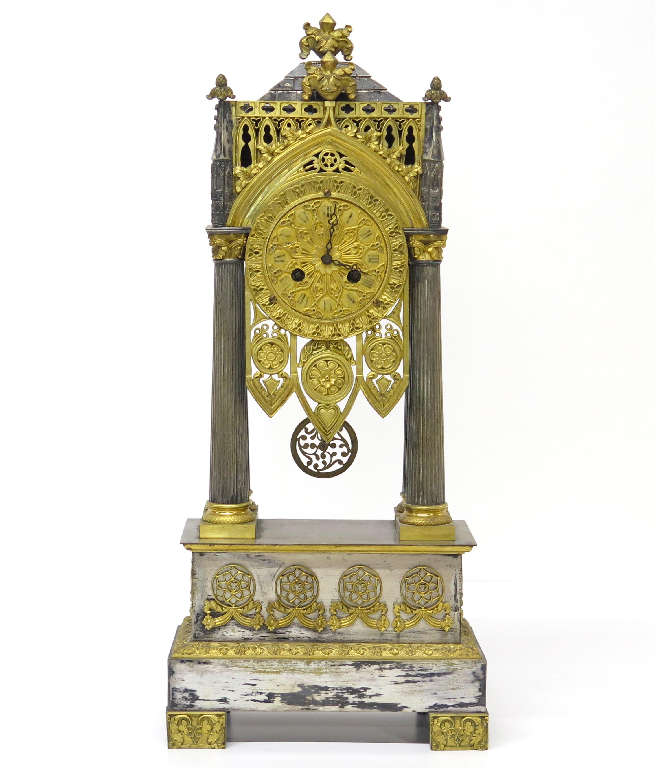 Eine beeindruckende vergoldete und versilberte Uhr im Stil der Gotik von Karl X., Frankreich. CIRCA 1825