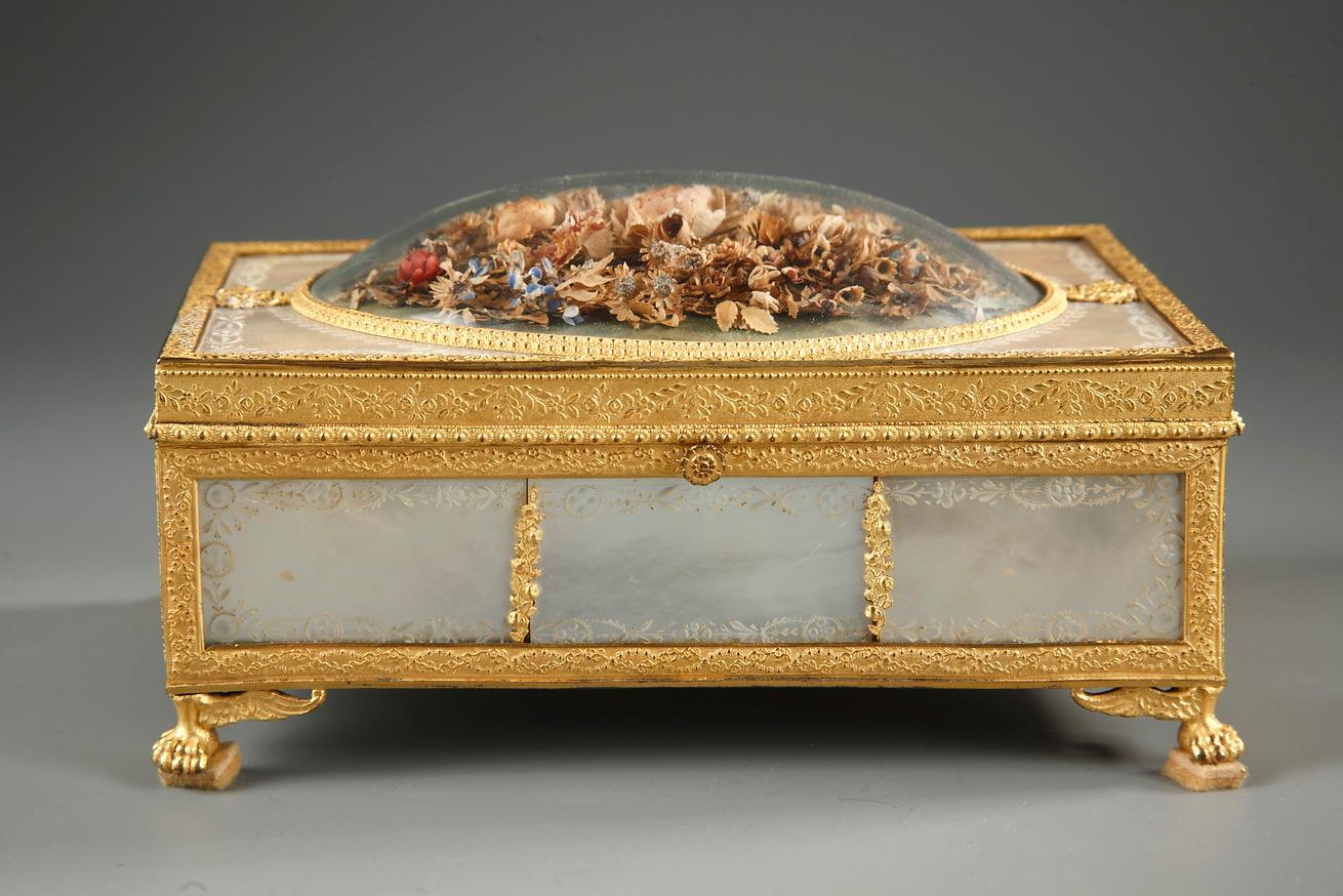 Charles X gilt bronze and mother of pearl box with flowers For Sale 5