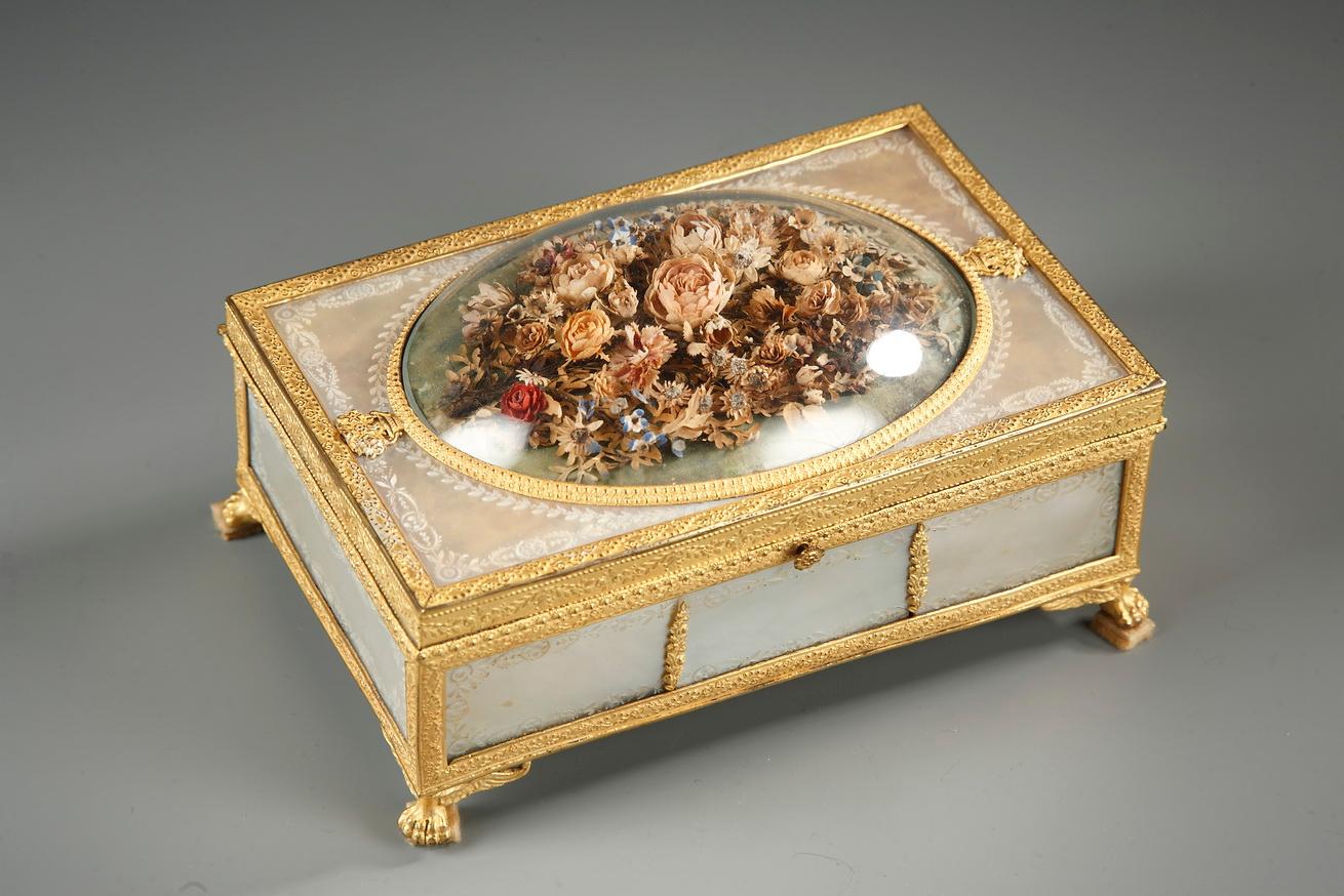 Women's or Men's Charles X gilt bronze and mother of pearl box with flowers For Sale