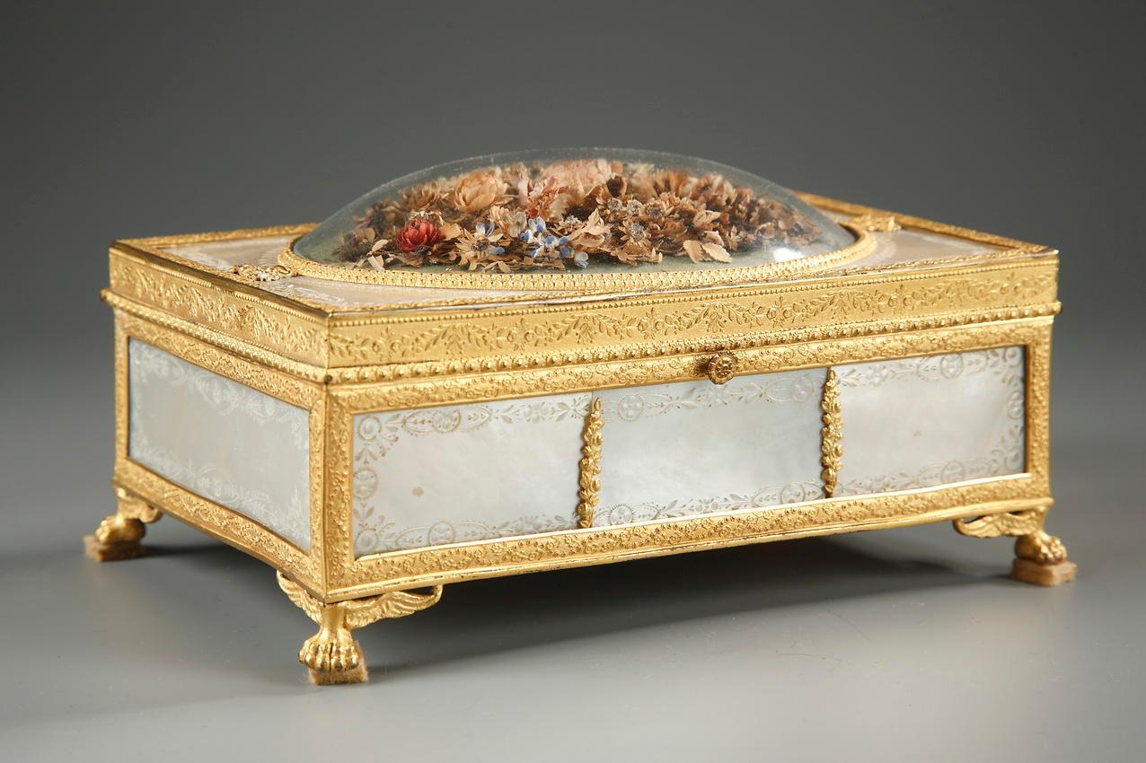 Charles X gilt bronze and mother of pearl box with flowers For Sale 1