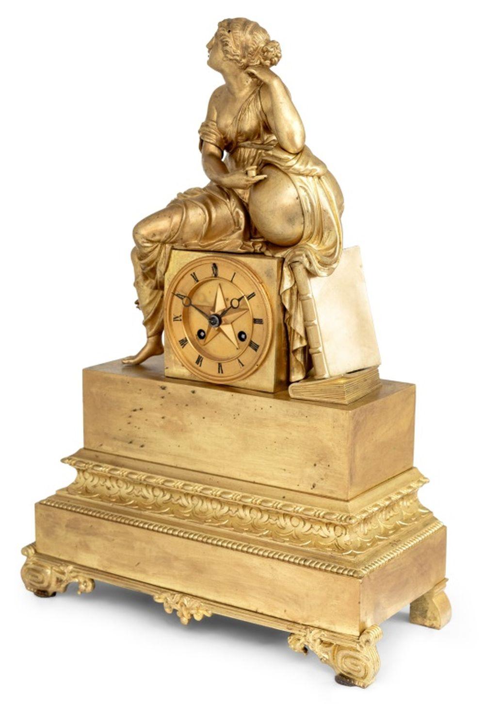 Français Horloge figurative en bronze doré Charles X en vente