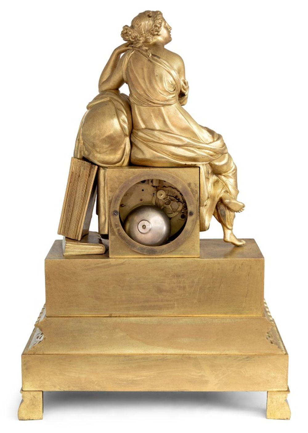 Milieu du XIXe siècle Horloge figurative en bronze doré Charles X en vente
