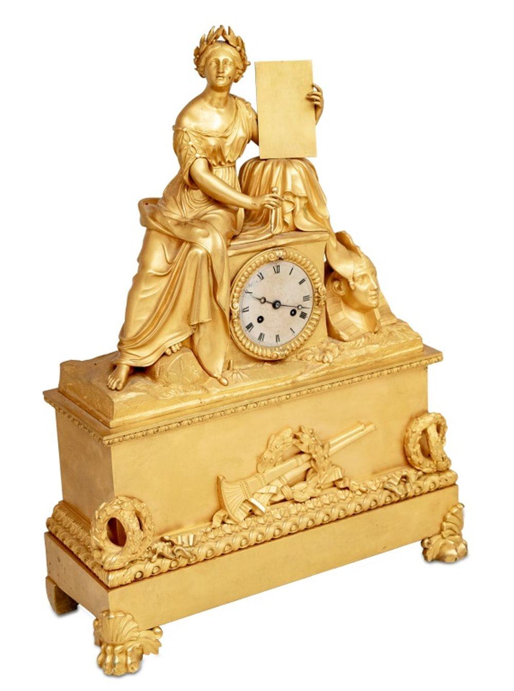 Français Horloge de cheminée figurative en bronze doré Charles X en vente