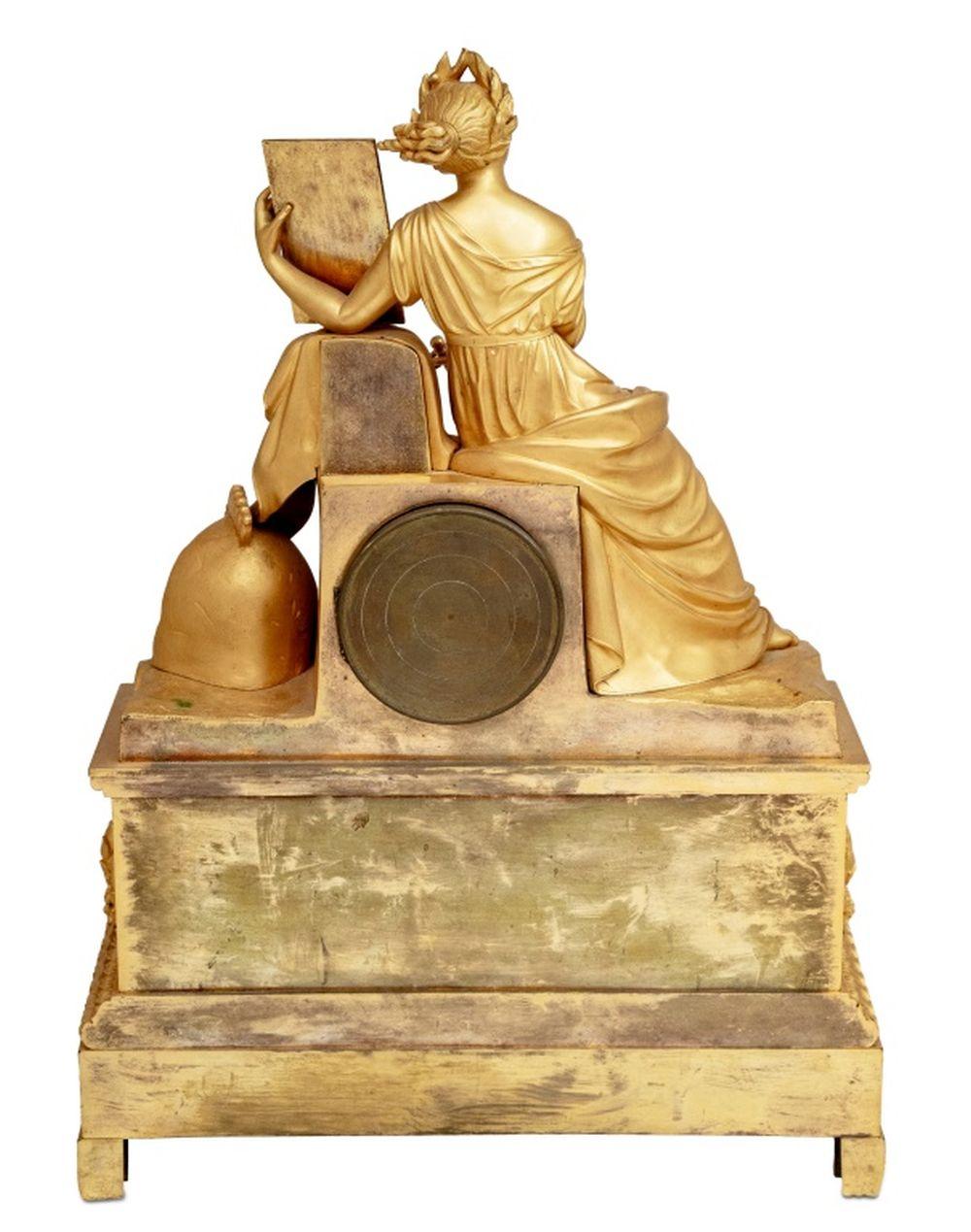 Milieu du XIXe siècle Horloge de cheminée figurative en bronze doré Charles X en vente