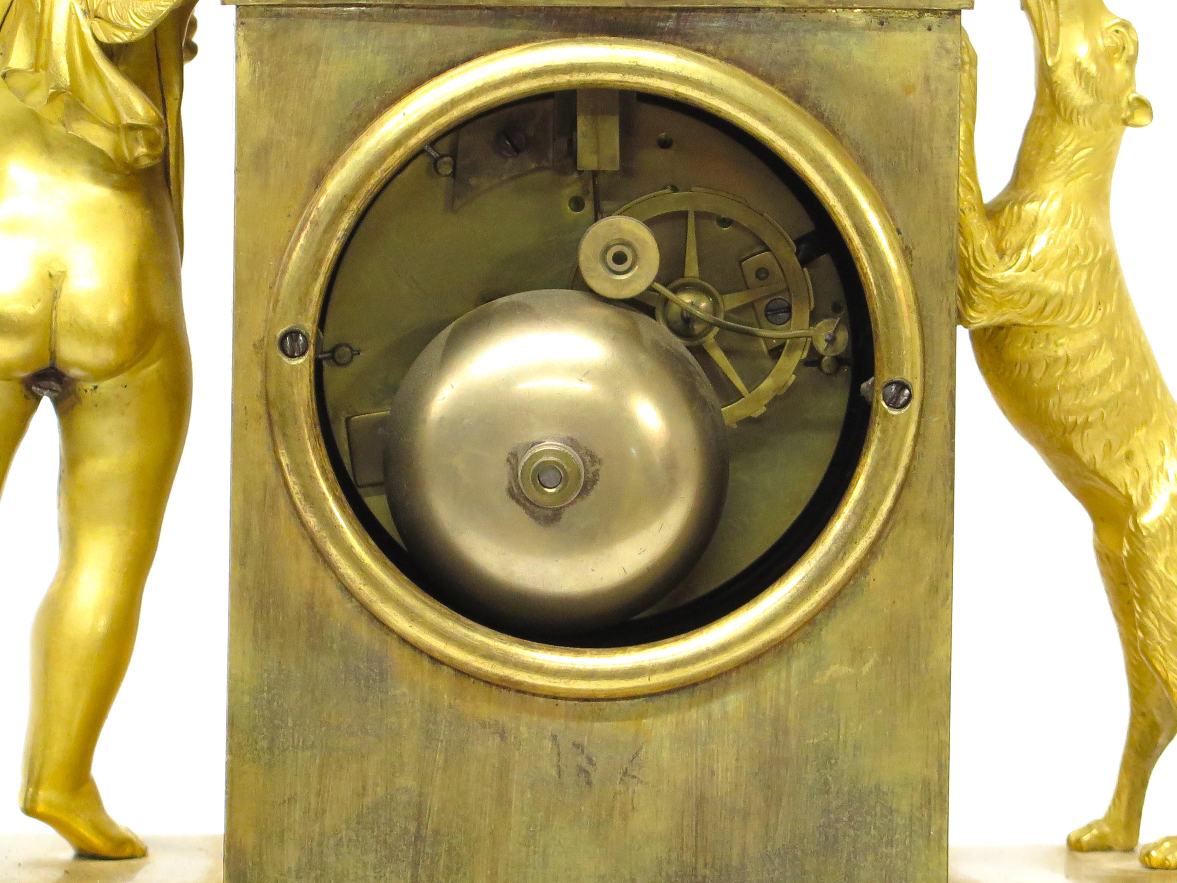 Charles X. Kaminuhr aus vergoldeter Bronze mit Amor und einem Hund, gestempelter Anstecknadel im Angebot 9