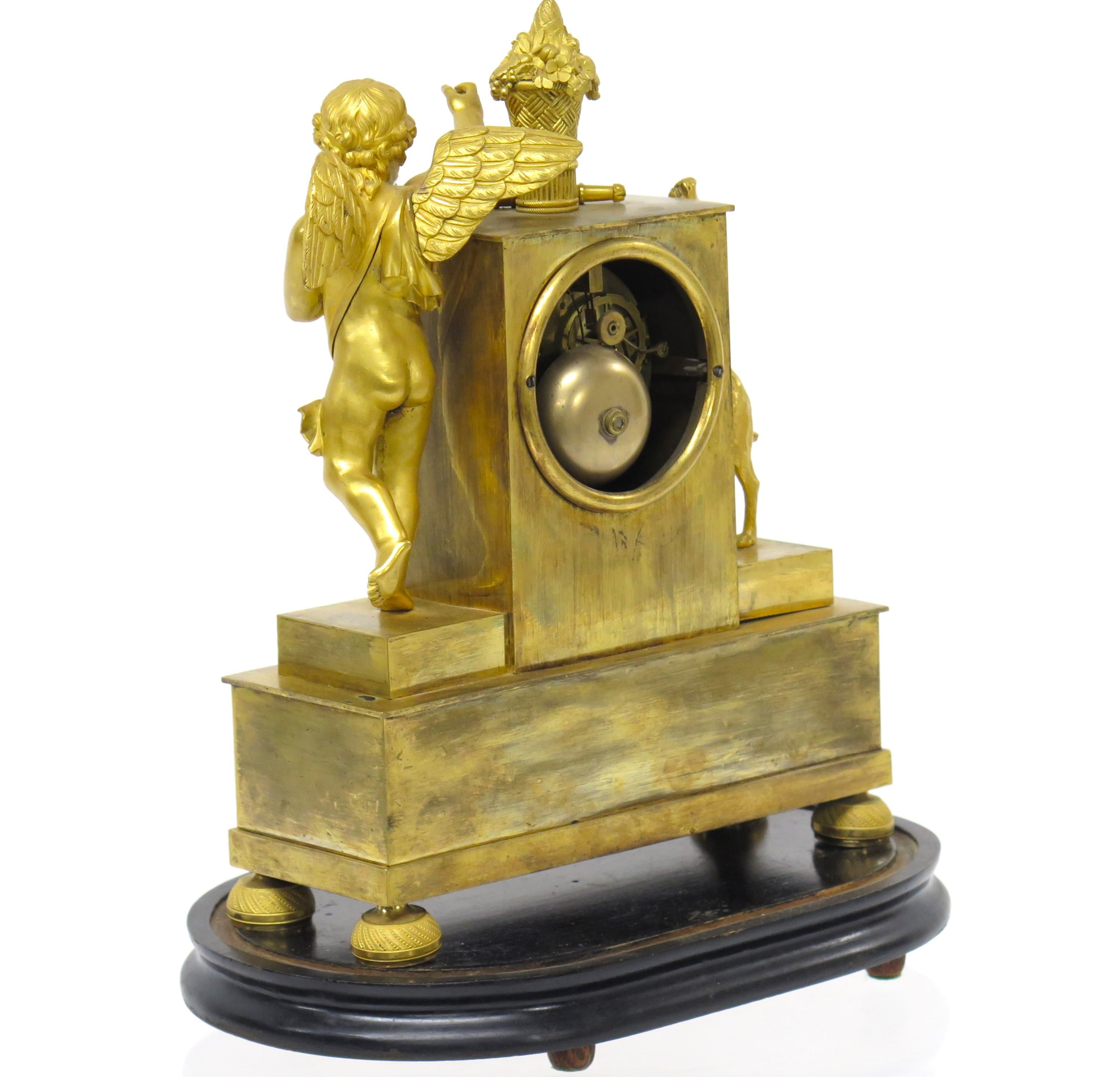 Dorato Orologio da camino in bronzo dorato Charles X con Cupido e un cane, timbrato Bechot in vendita