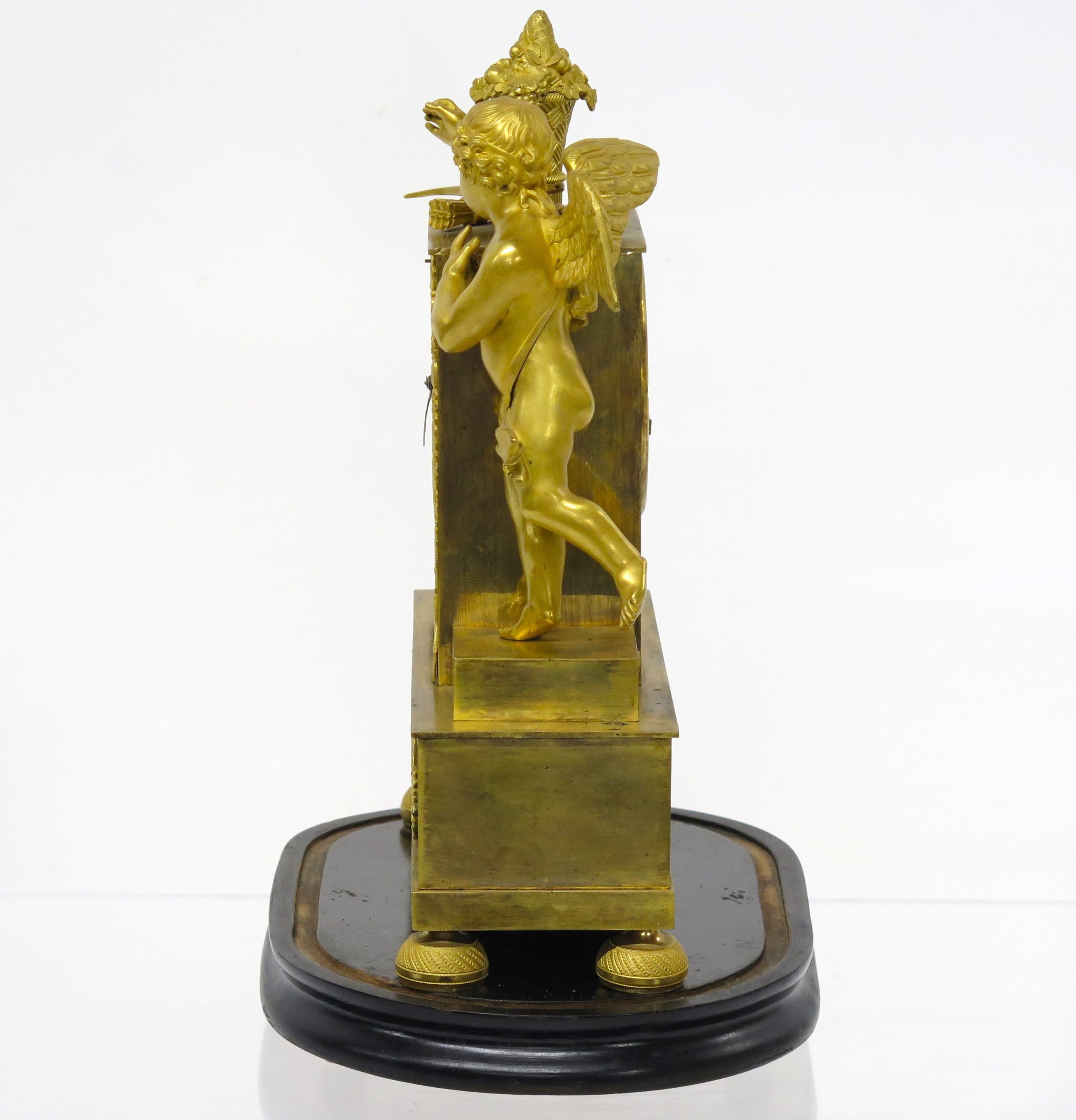 Charles X. Kaminuhr aus vergoldeter Bronze mit Amor und einem Hund, gestempelter Anstecknadel im Angebot 1