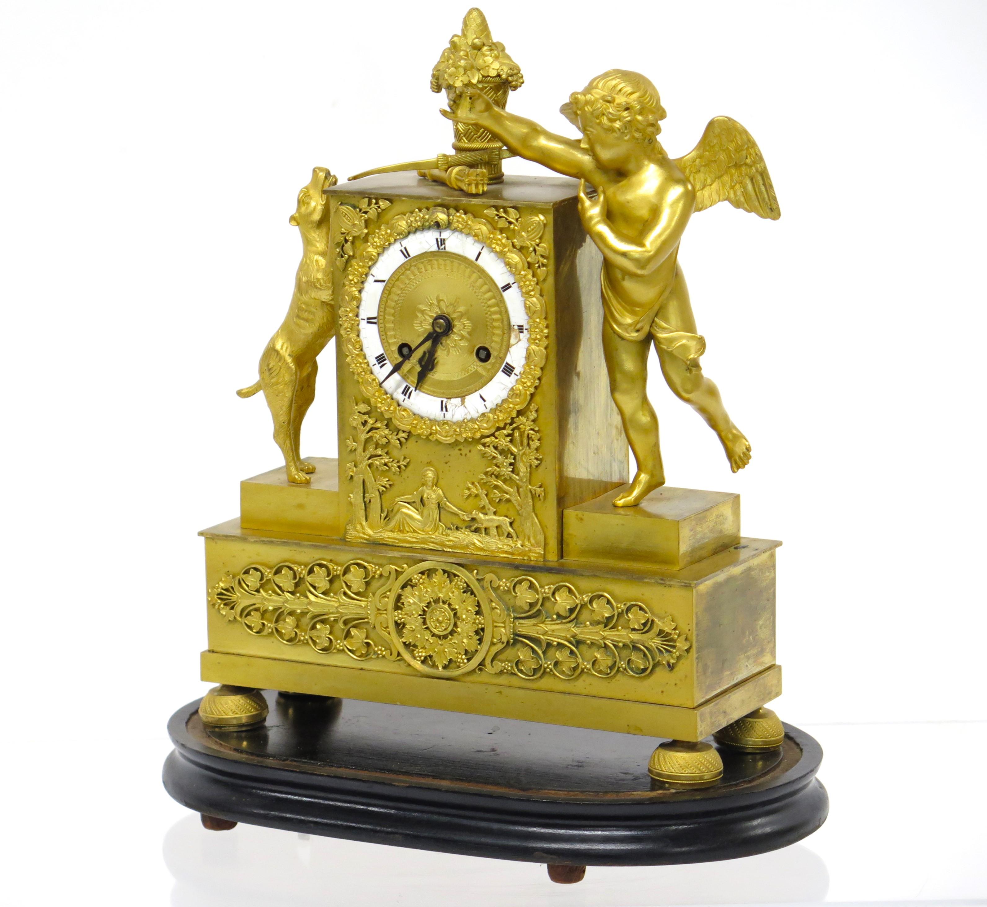 XIX secolo Orologio da camino in bronzo dorato Charles X con Cupido e un cane, timbrato Bechot in vendita