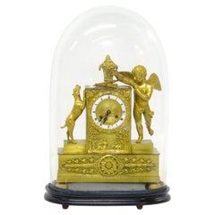 Reloj de chimenea Charles X de bronce dorado con Cupido y un perro estampado Bechot