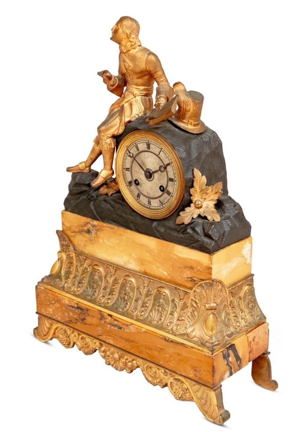 Karl X. Vergoldete und patinierte Bronze und gelber Marmor Figurenuhr, um 1830, das runde Zifferblatt mit Schlag auf Glocke Bewegung, von einem sitzenden Kavalier überragt, auf einem rechteckigen Akanthusblatt montiert Basis und gerollten Füßen.