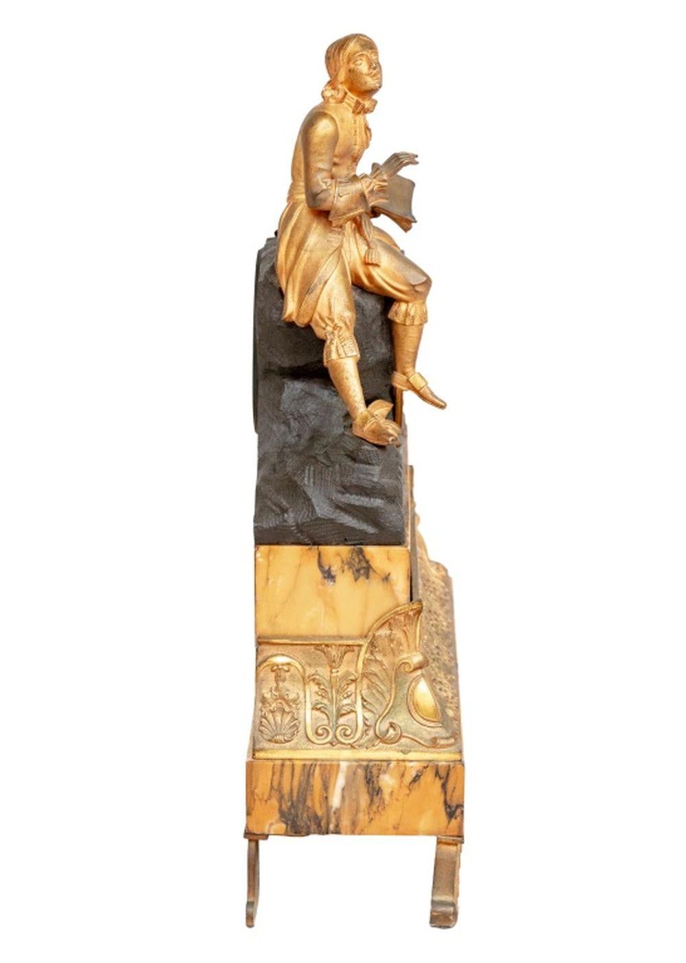 Charles X Vergoldete Bronze Gelber Marmor Figurale Uhr (Französisch) im Angebot