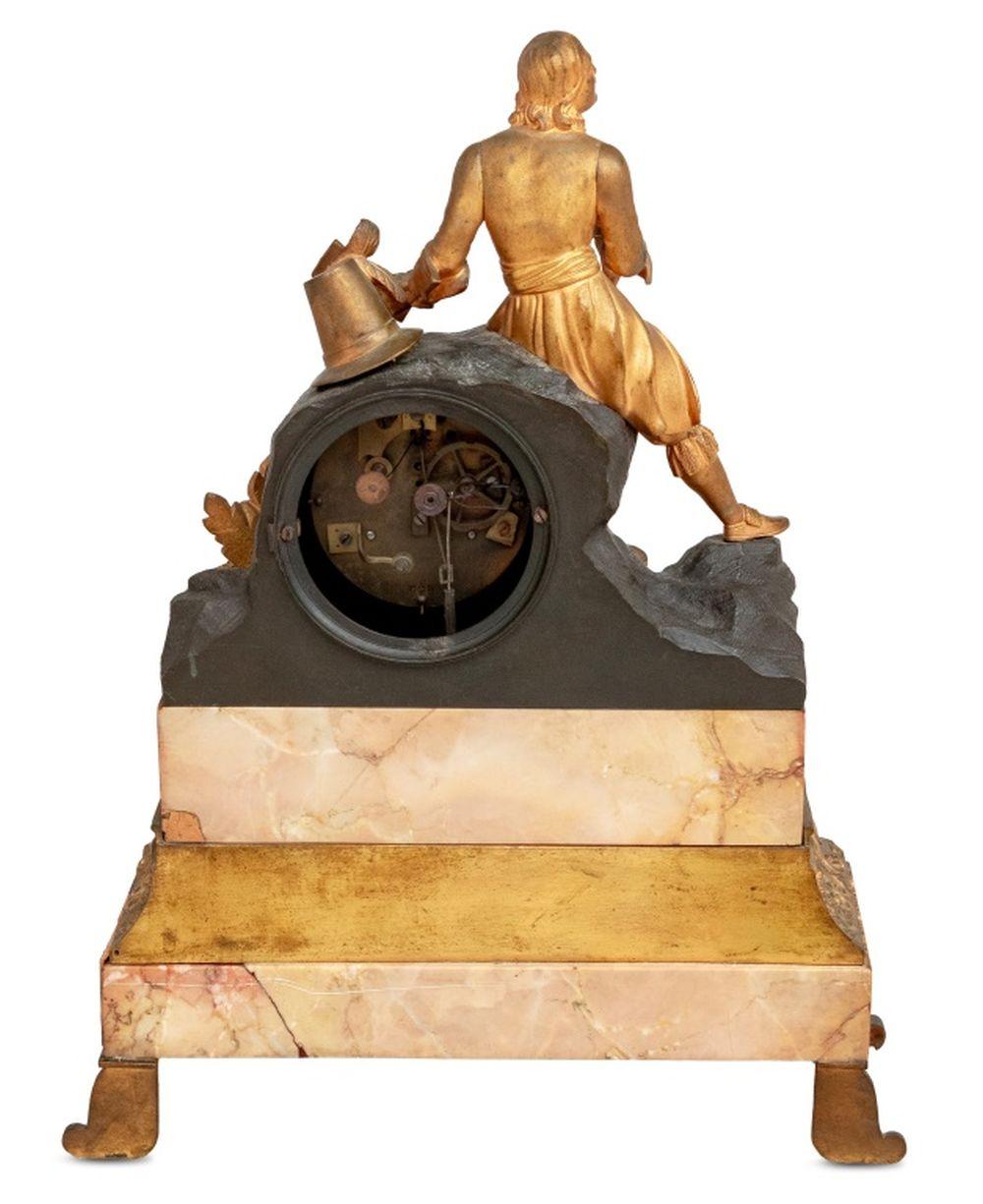 Charles X Vergoldete Bronze Gelber Marmor Figurale Uhr im Zustand „Gut“ im Angebot in Astoria, NY