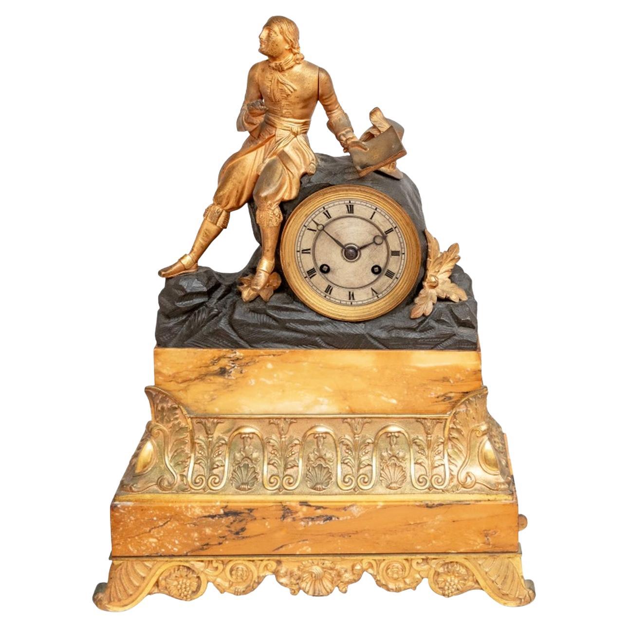 Charles X Vergoldete Bronze Gelber Marmor Figurale Uhr im Angebot
