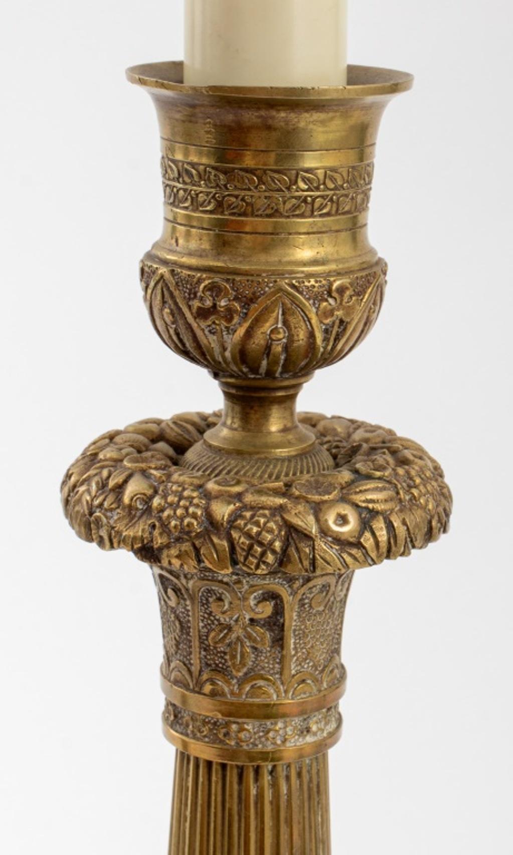 Paire de chandeliers en métal doré Charles X Bon état - En vente à New York, NY