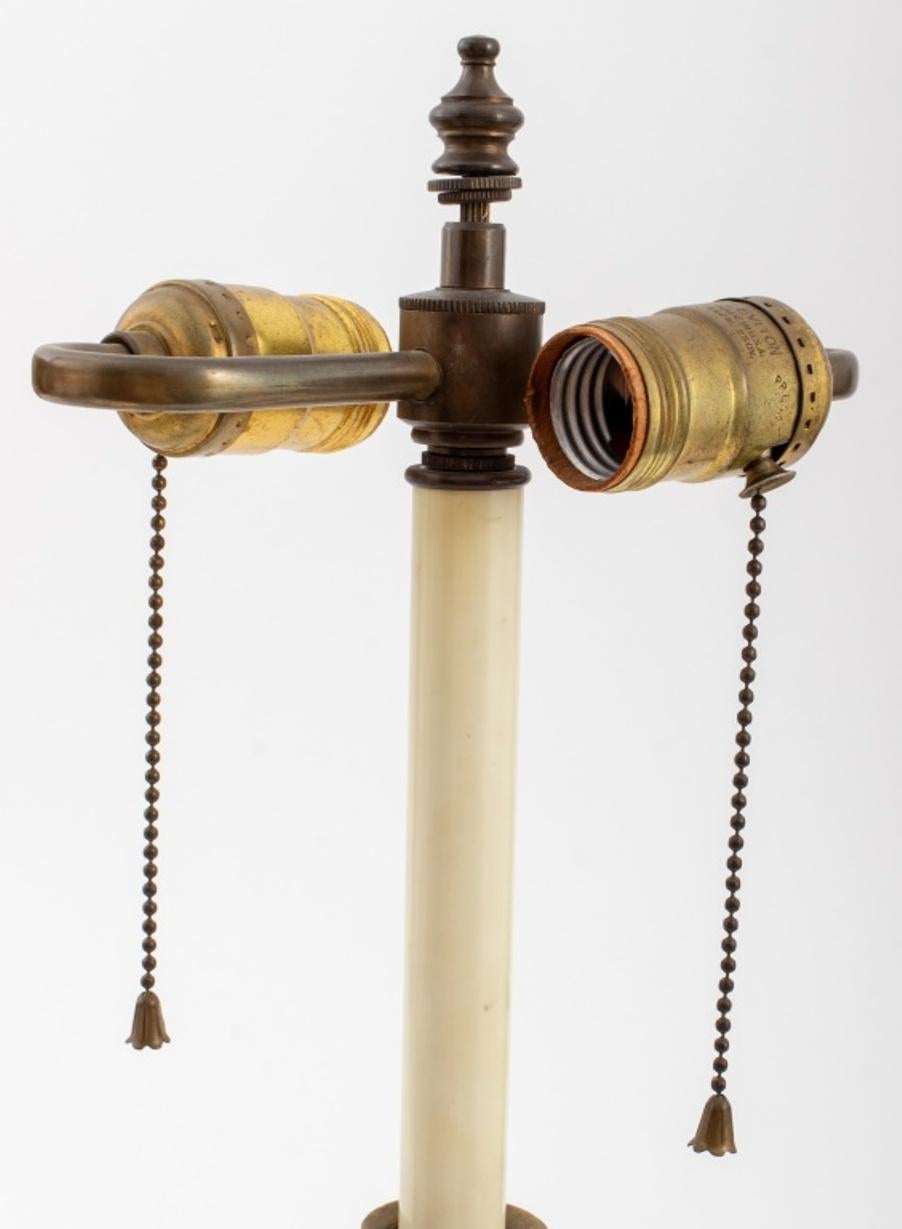 XIXe siècle Paire de chandeliers en métal doré Charles X en vente