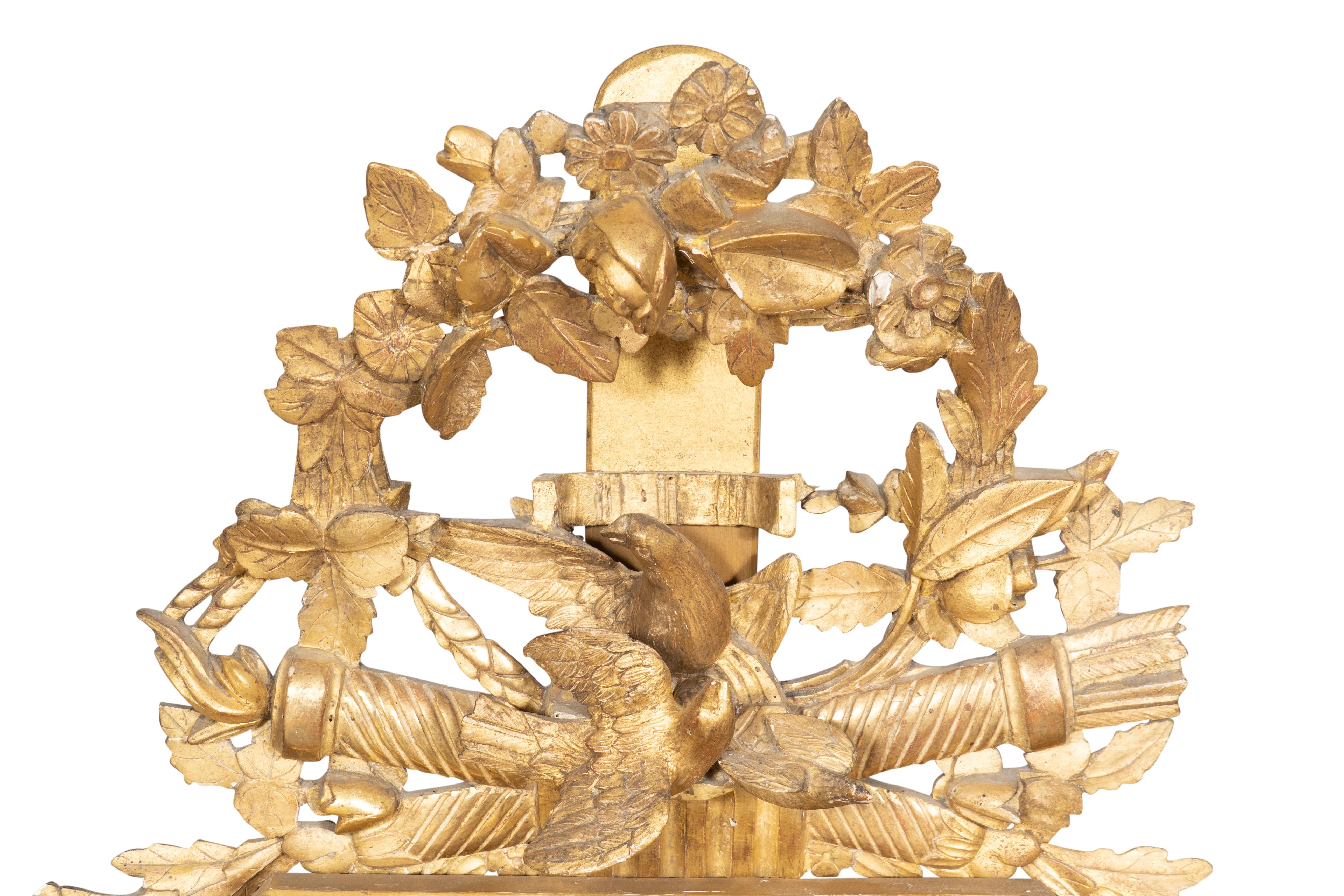 Un buen ejemplo procedente de una finca de Lost Tree Florida. Un buen ejemplar con decoración dorada original. Octogonal con esfera pintada en grisalla y firmada por Chevallier. Jean Gabriel Augustin Chevallier. 1778-1848 Establecido en el 1 Quai de
