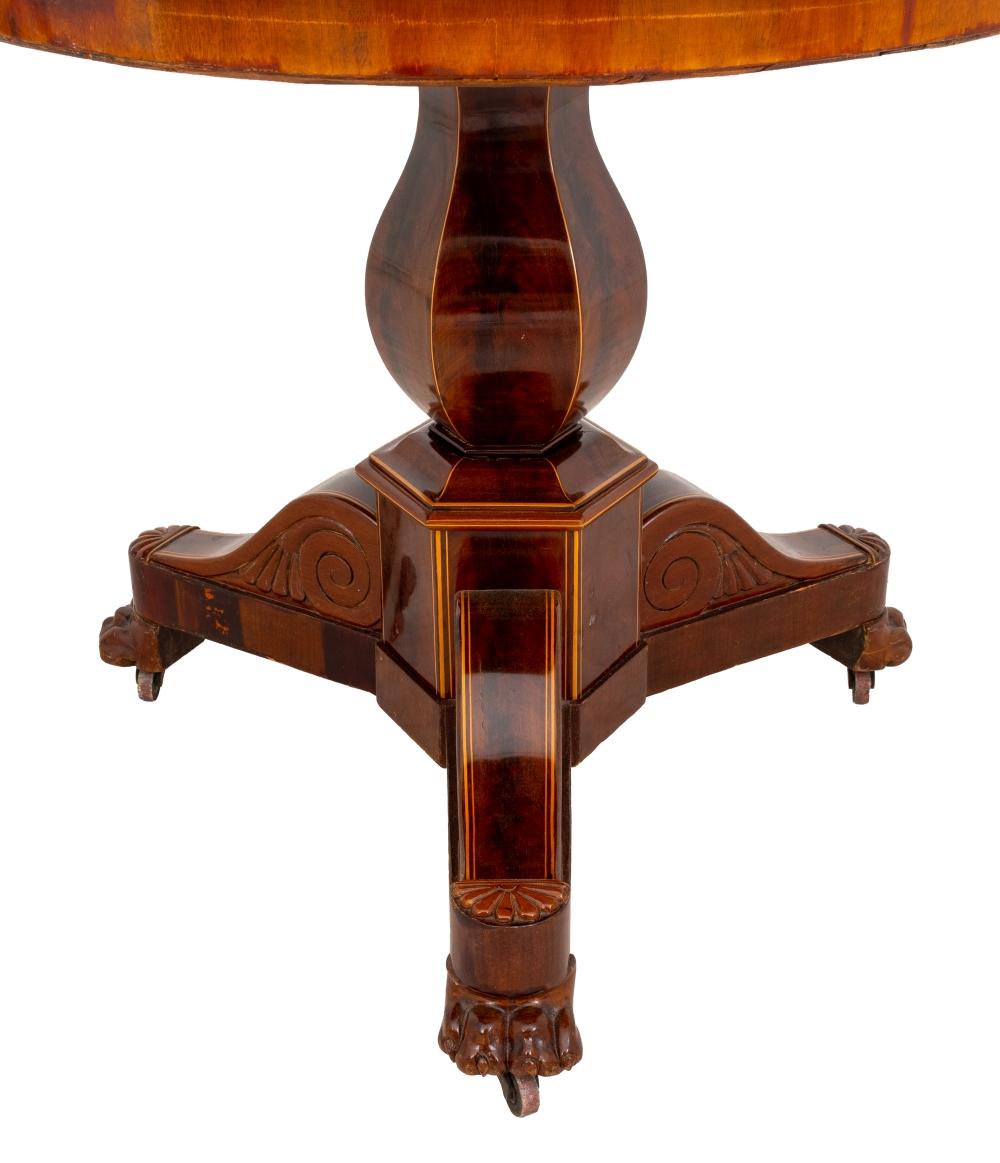 Tavolo Gueridon in mogano e marmo fossile di Charles X, 1830 circa. 32,25