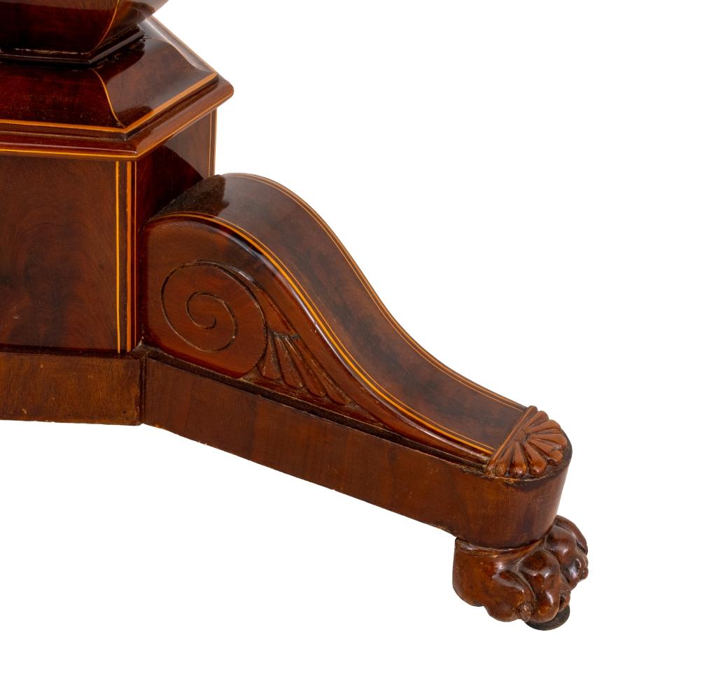 Gueridon Charles X in mogano con piano in marmo fossile in vendita 2