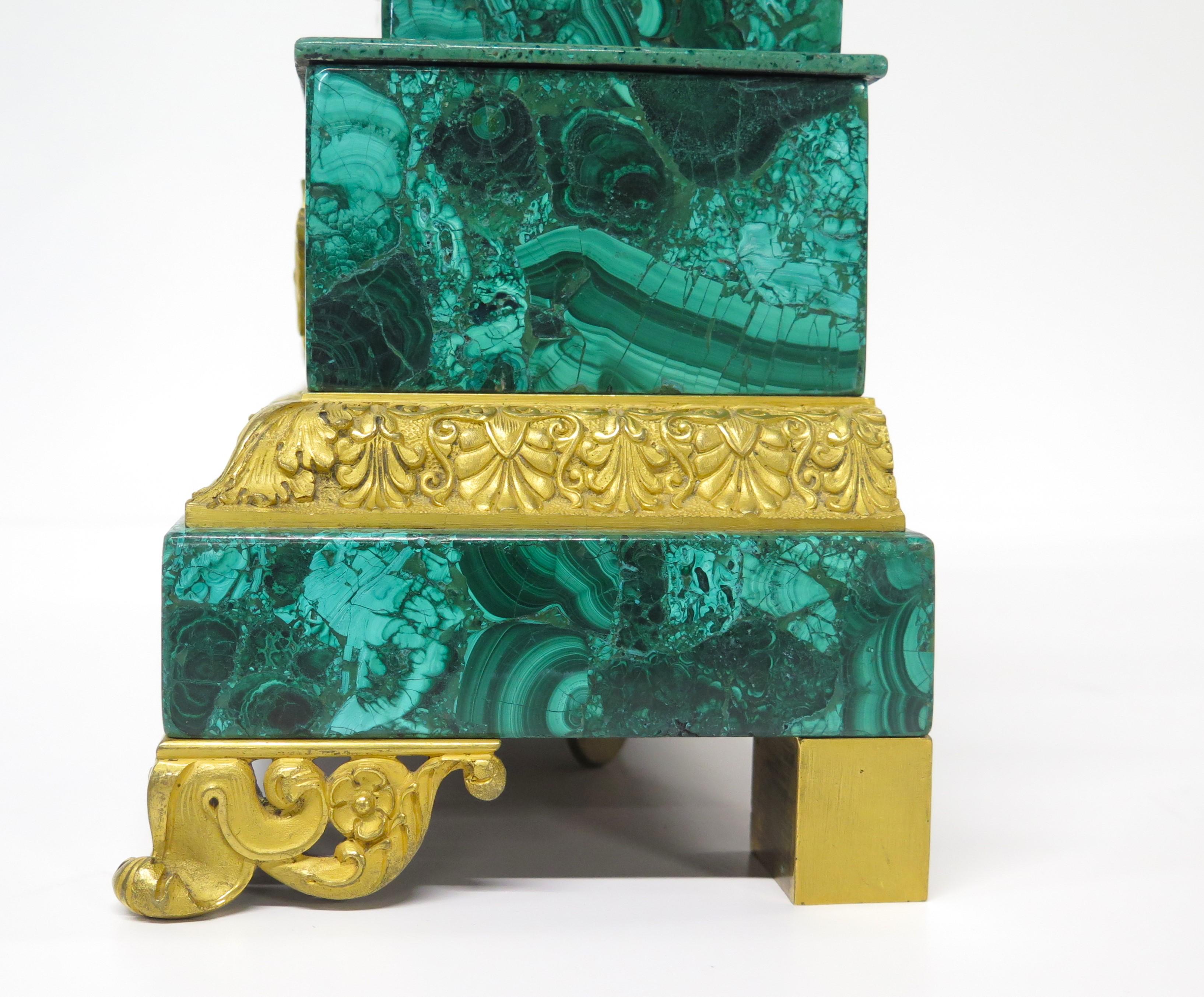 Pendule de cheminée Charles X en malachite et bronze doré représentant Psyché et la boîte dorée en vente 3