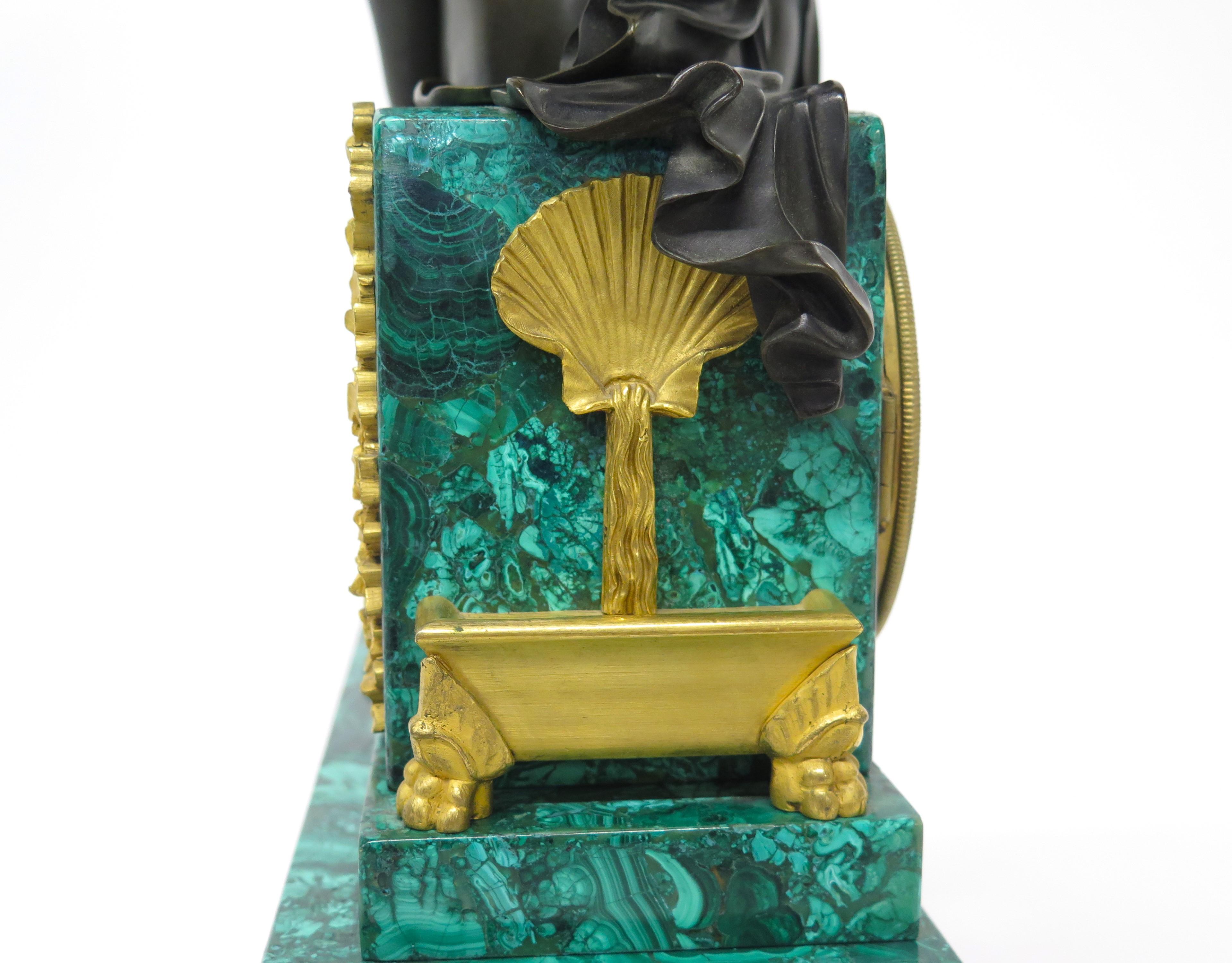 Pendule de cheminée Charles X en malachite et bronze doré représentant Psyché et la boîte dorée en vente 4