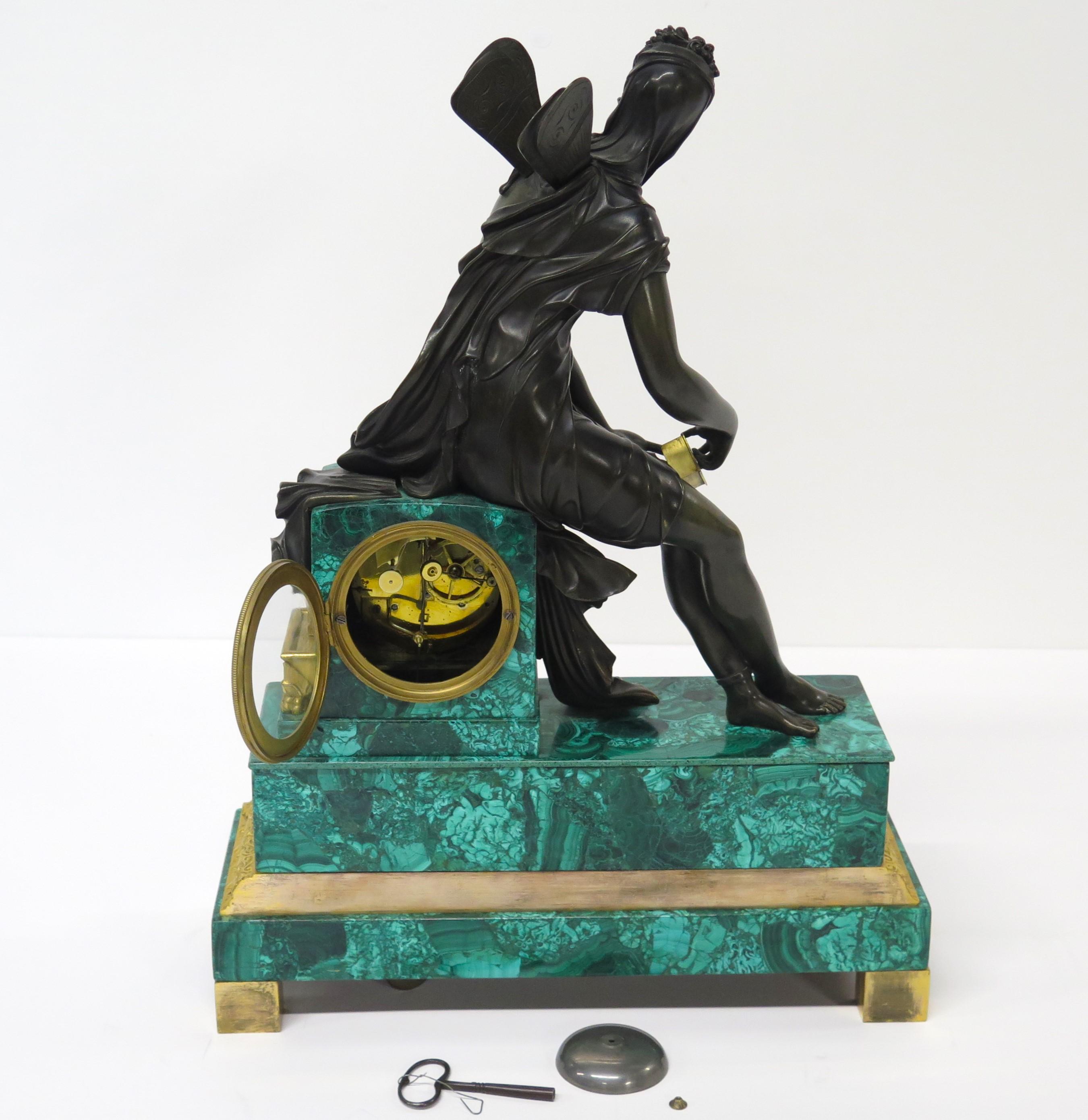 Pendule de cheminée Charles X en malachite et bronze doré représentant Psyché et la boîte dorée en vente 6
