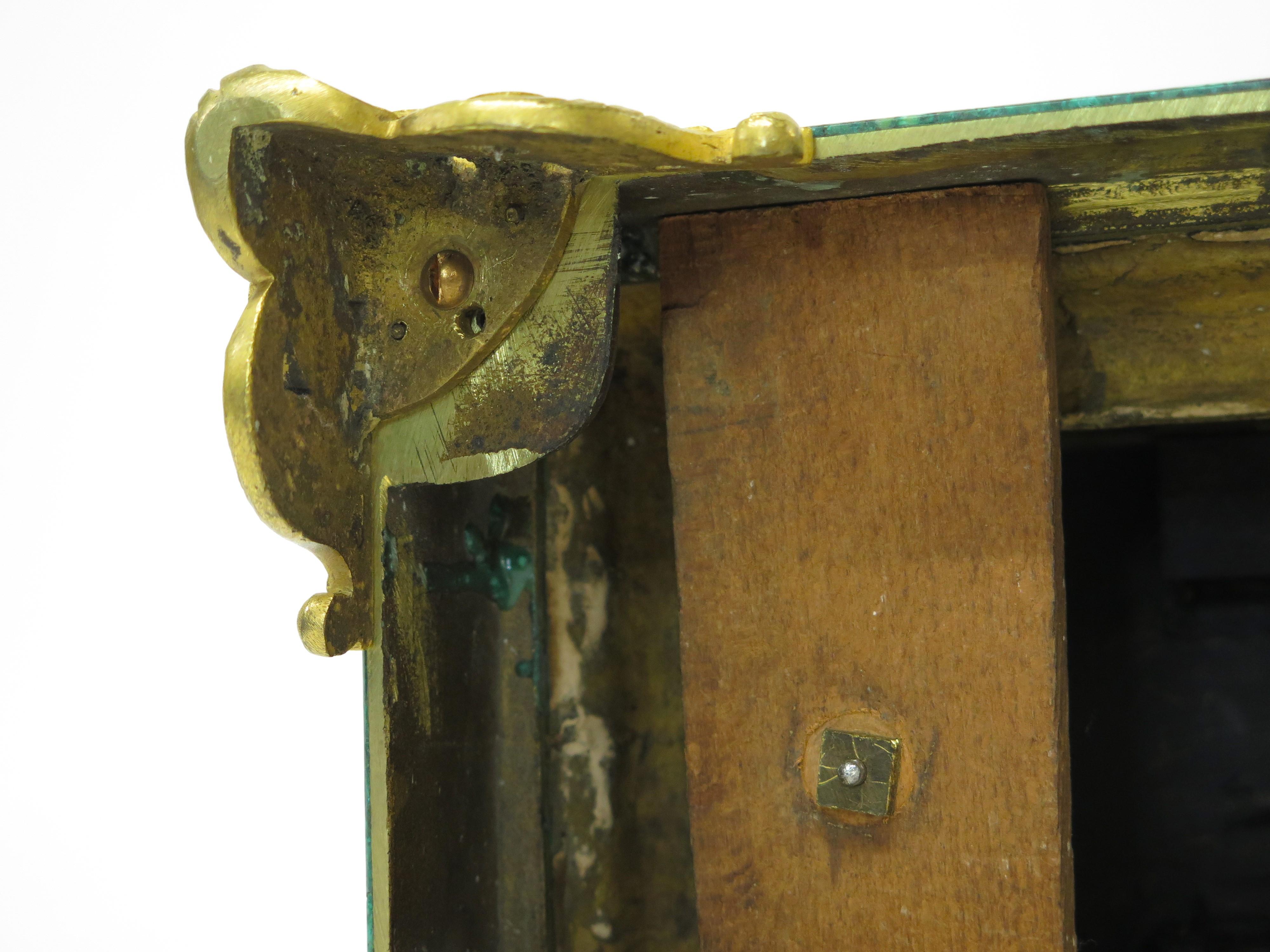 Pendule de cheminée Charles X en malachite et bronze doré représentant Psyché et la boîte dorée en vente 9