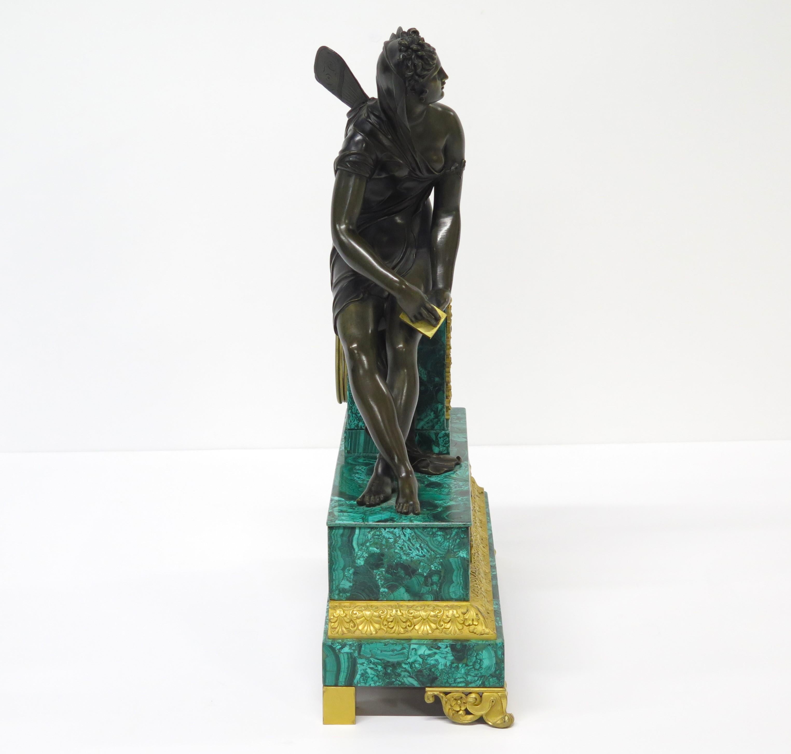 Français Pendule de cheminée Charles X en malachite et bronze doré représentant Psyché et la boîte dorée en vente