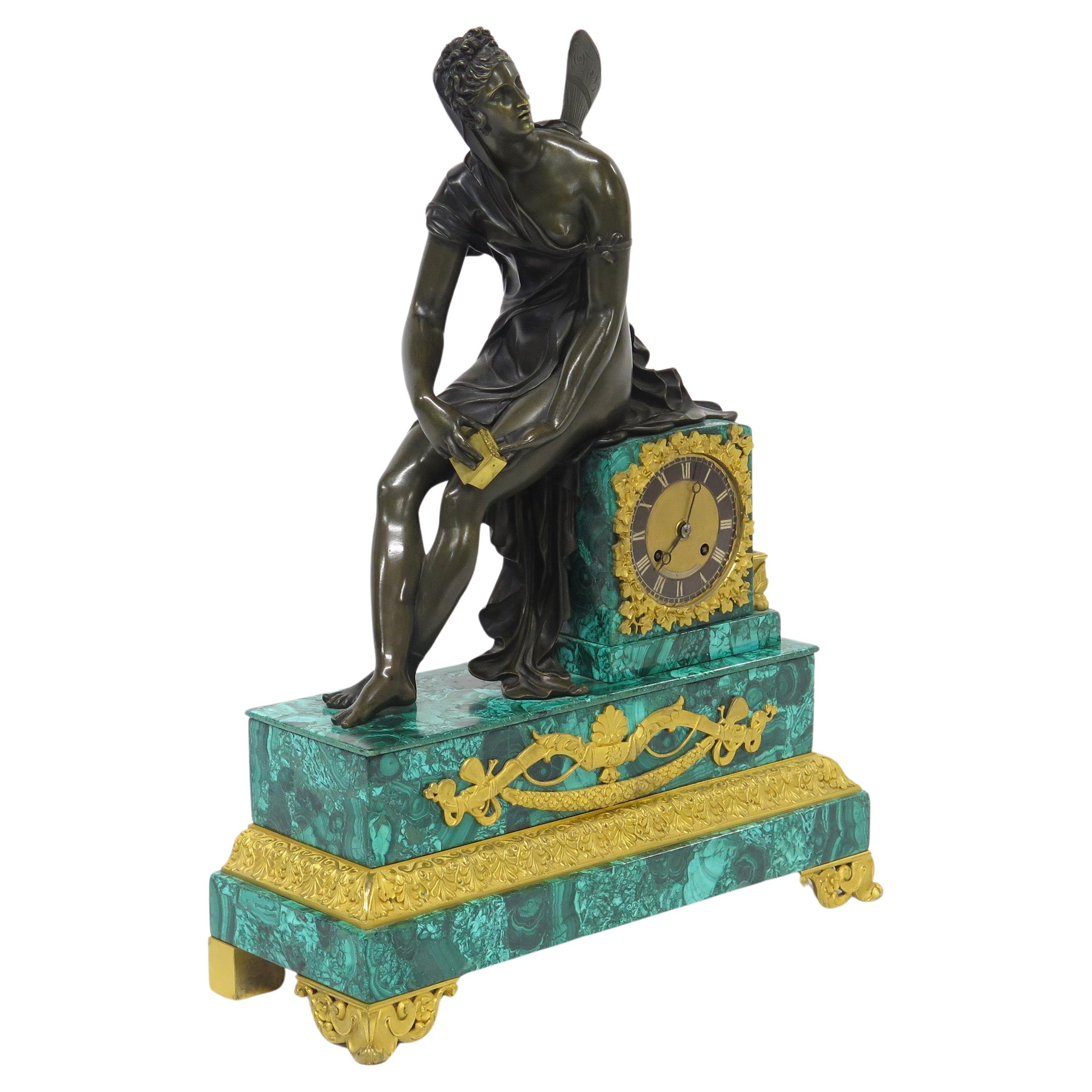 Pendule de cheminée Charles X en malachite et bronze doré représentant Psyché et la boîte dorée en vente
