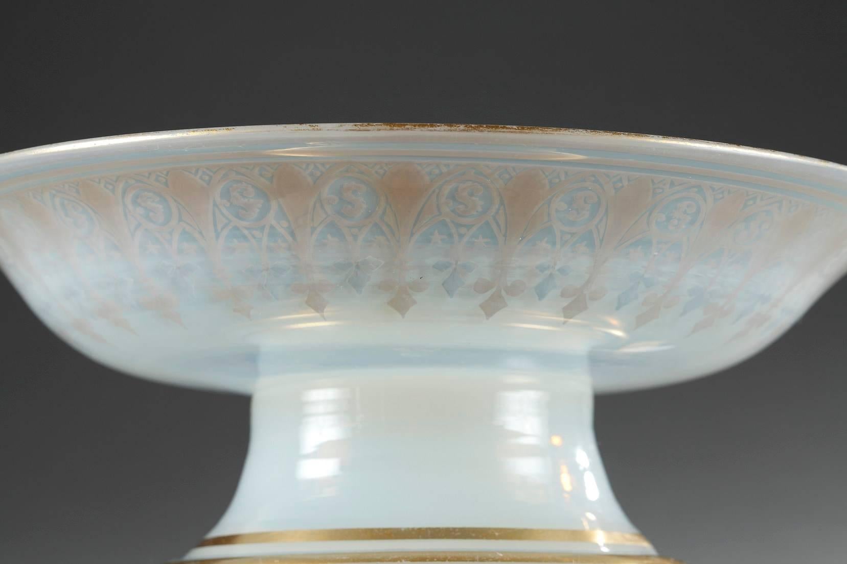 Charles X Opaline Cup with Desvignes Decoration In Good Condition For Sale In Paris, FR