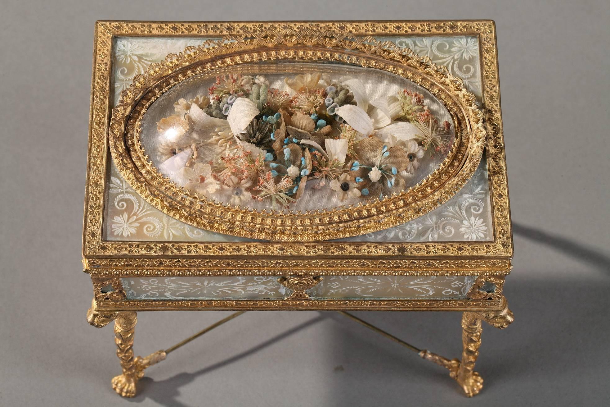 Charles X Ormolu and Mother of Pearl Jewelry Box In Good Condition In Paris, FR