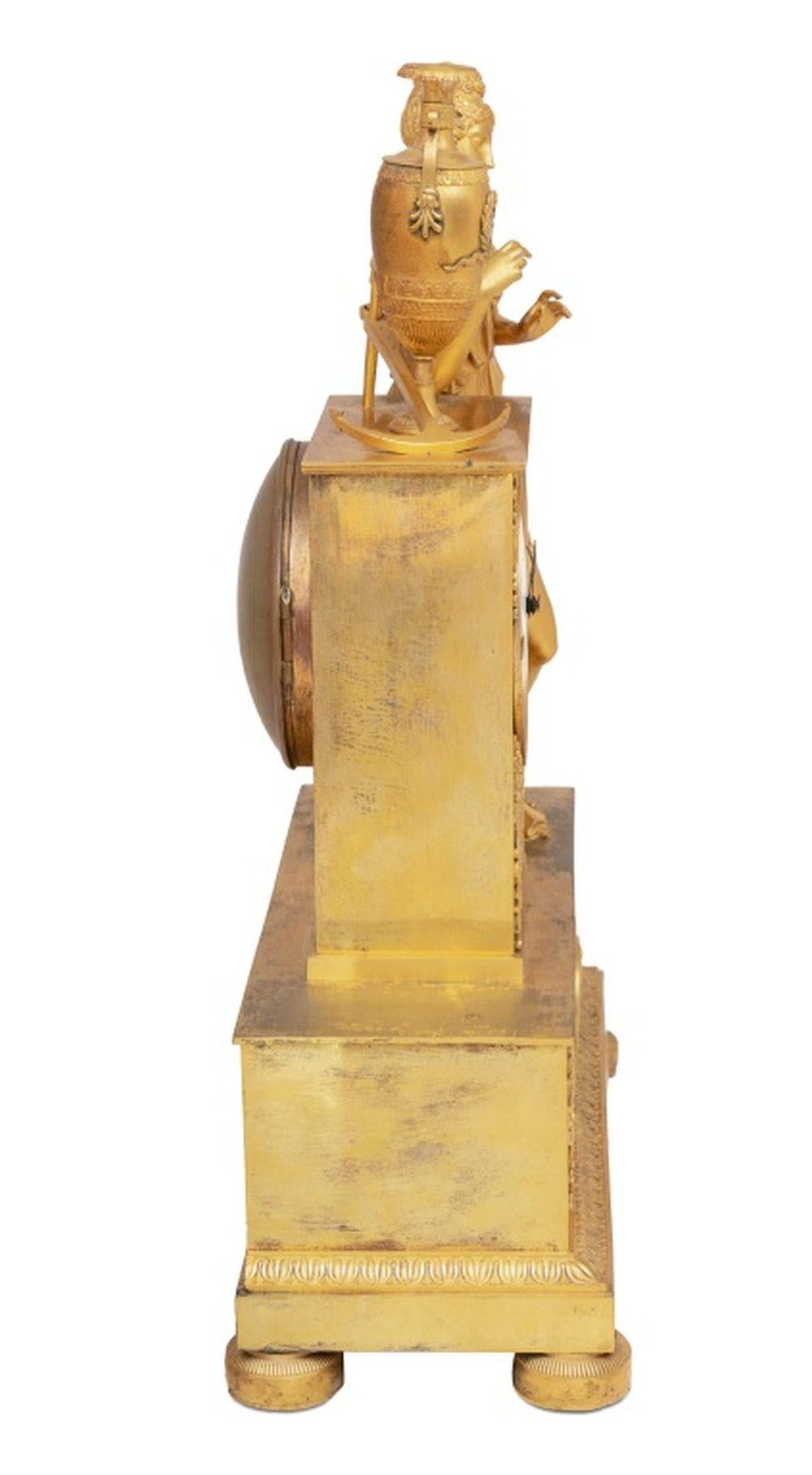 Français Horloge figurative en bronze doré Charles X en vente