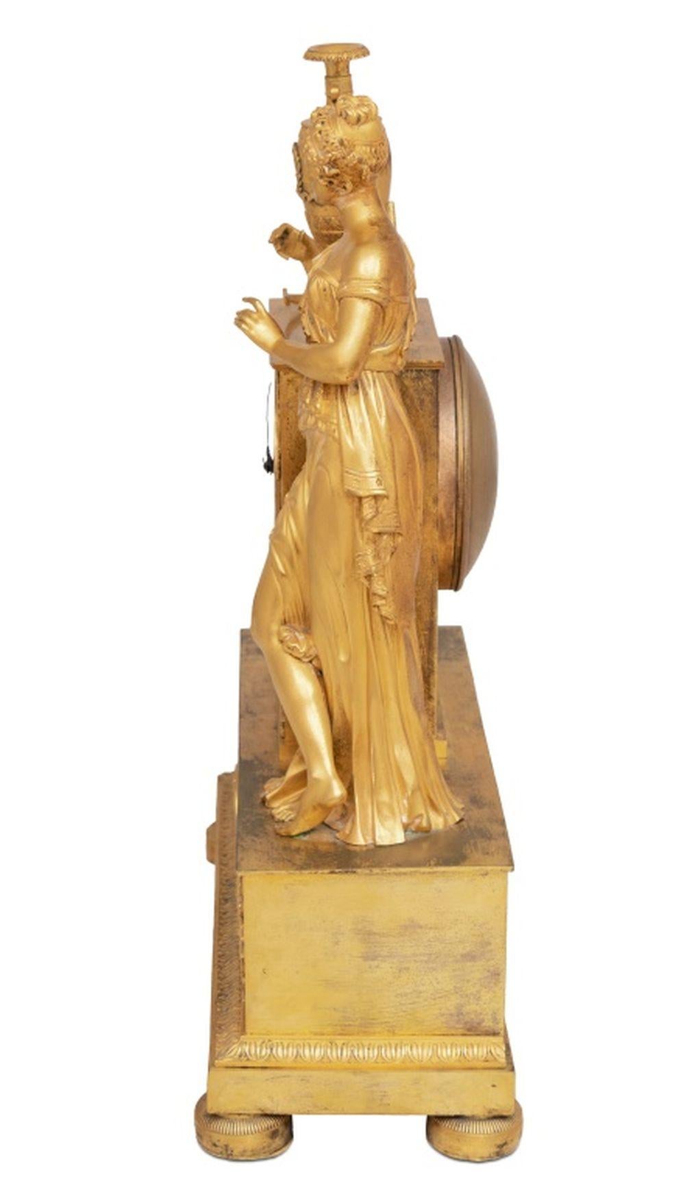 Milieu du XIXe siècle Horloge figurative en bronze doré Charles X en vente