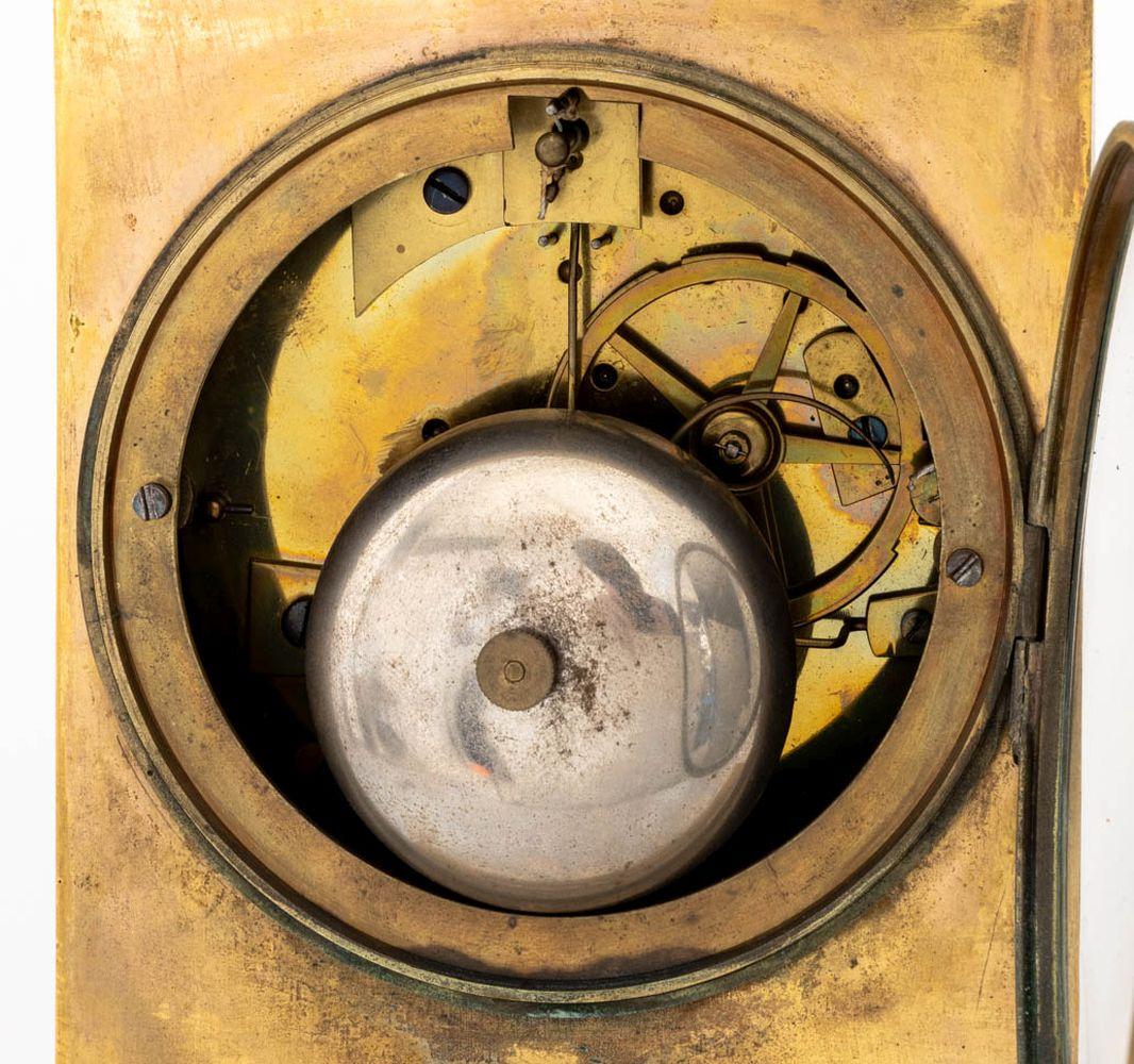 Charles X Horloge de cheminée figurative en bronze doré en vente 3