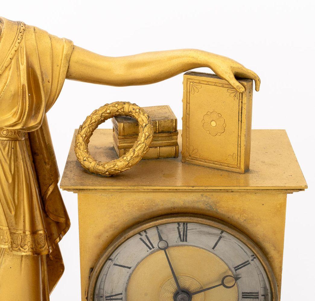 Français Charles X Horloge de cheminée figurative en bronze doré en vente