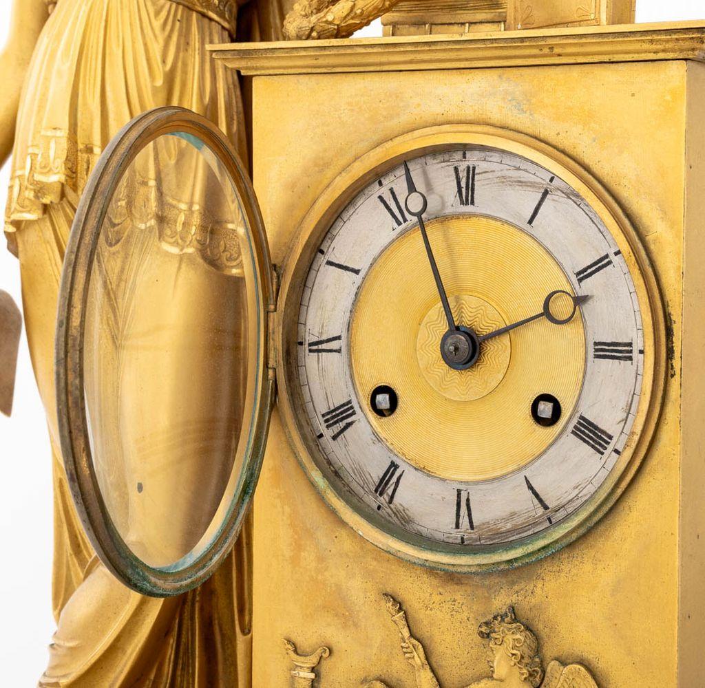 Charles X Horloge de cheminée figurative en bronze doré Bon état - En vente à Astoria, NY