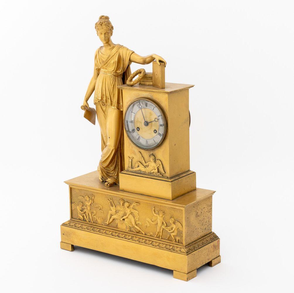 Milieu du XIXe siècle Charles X Horloge de cheminée figurative en bronze doré en vente