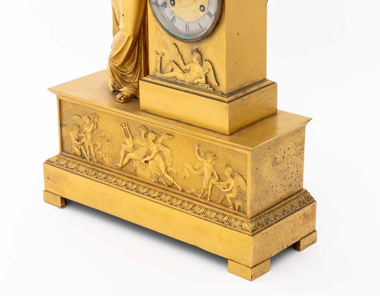 Bronze doré Charles X Horloge de cheminée figurative en bronze doré en vente